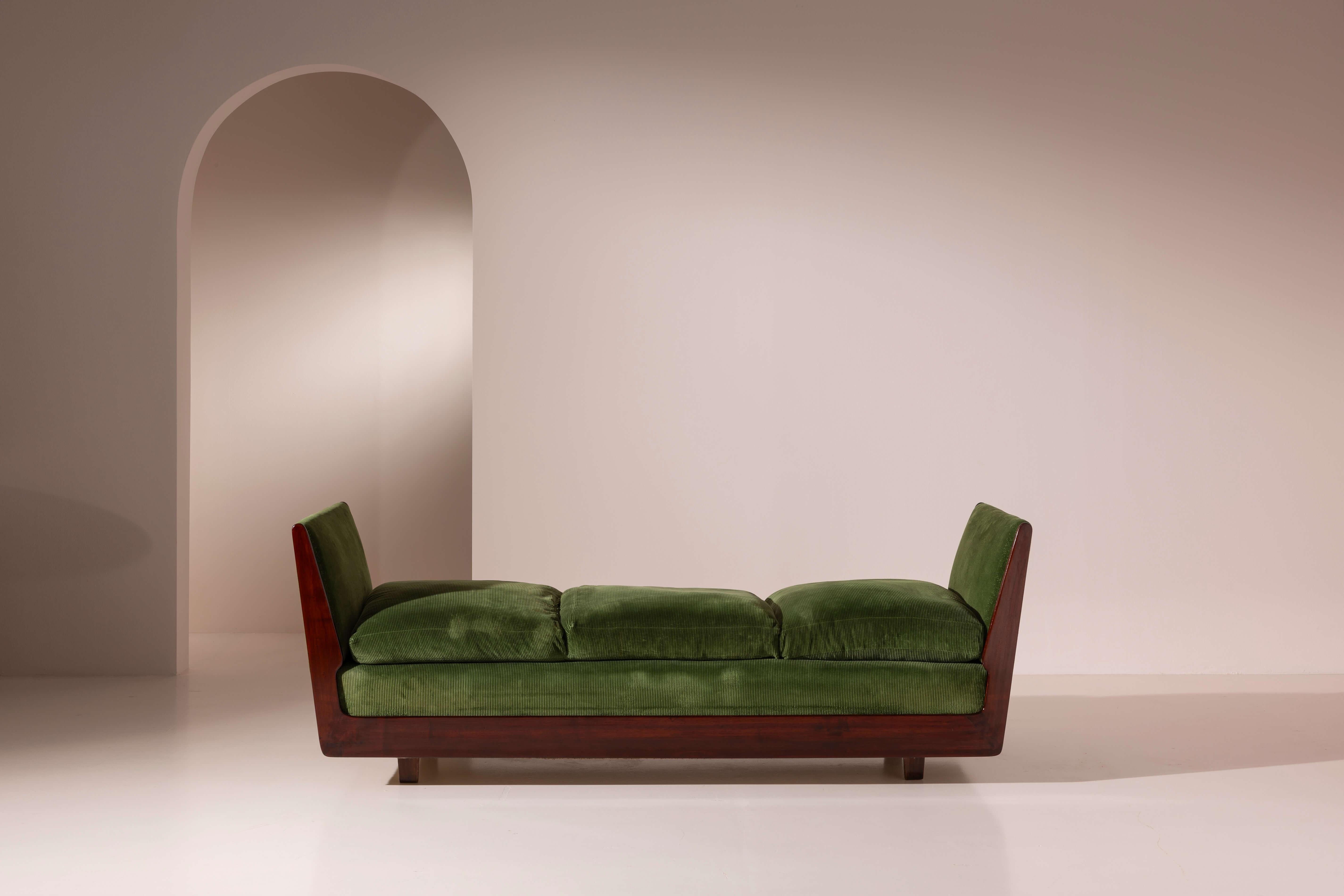Canapé-lit unique et élégant en noyer et velours, design de Gio Ponti, fabrication italienne, années 1940

En quelques lignes épurées et essentielles, Gio Ponti définit le design de cet élégant canapé-lit de jour. La séquence distinctive de volumes