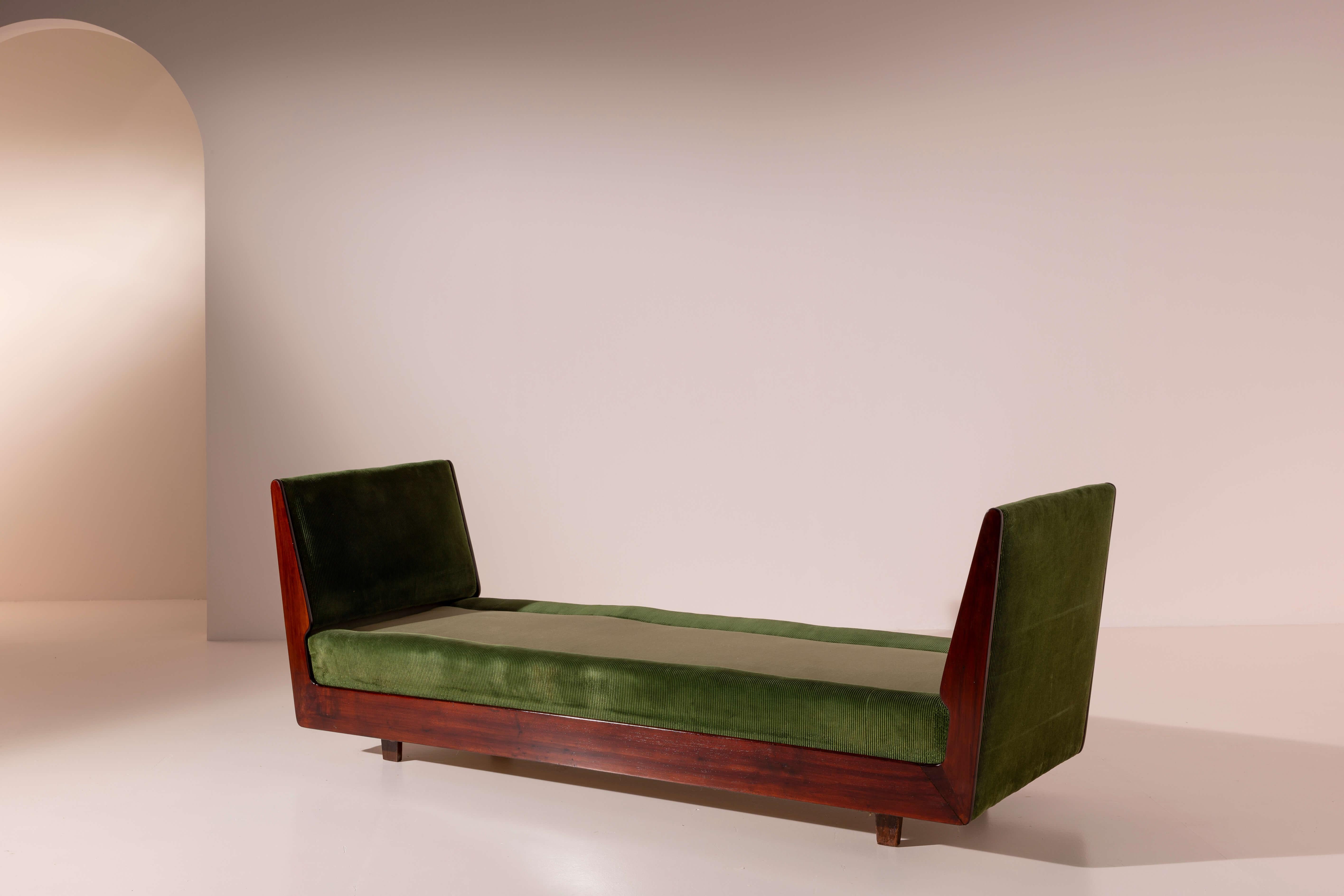 Mid-Century Modern Canapé-lit en noyer certifié et velours de Gio Ponti, Italie, années 1940 en vente