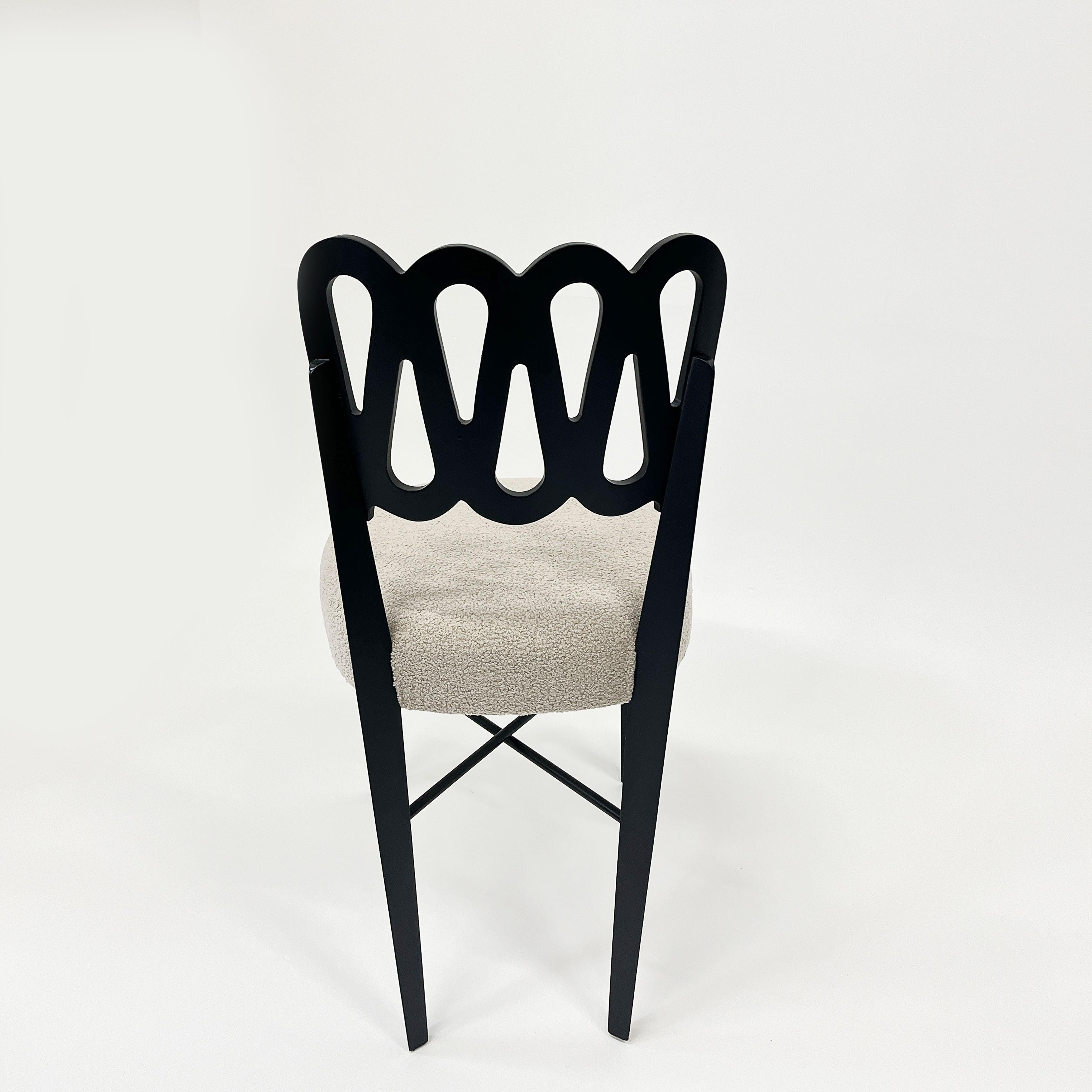 Créée par le célèbre designer italien Gio Ponti,  dans les années 50 et une fabrication italienne de qualité.
La chaise est fabriquée en élégant bois verni noir et retapissée en boucle crème. Le dossier particulier est constitué d'un serpentin en