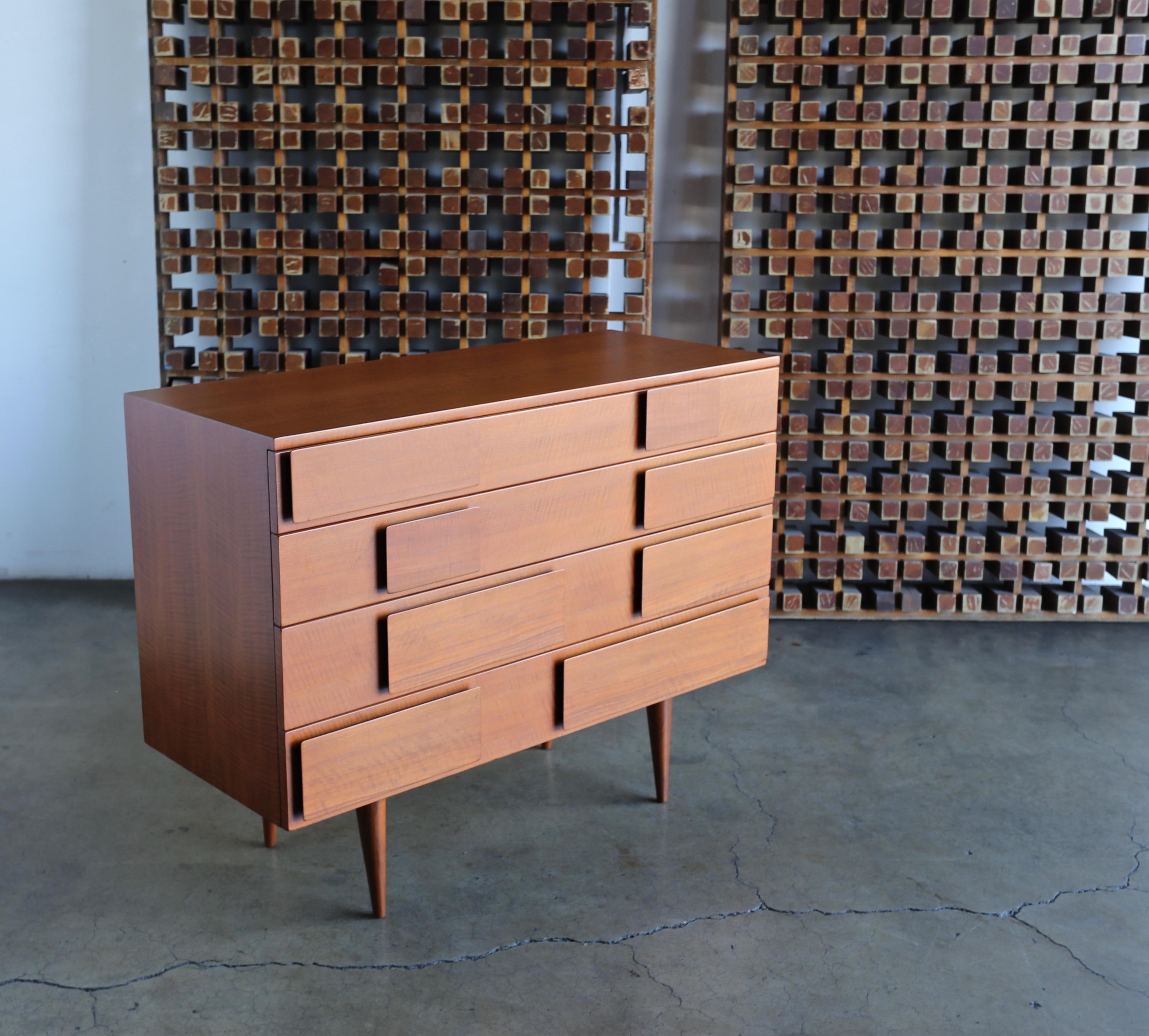 Gio Ponti rare chest for Singer & Sons, model 2129, circa 1955. This piece has been professionally restored.