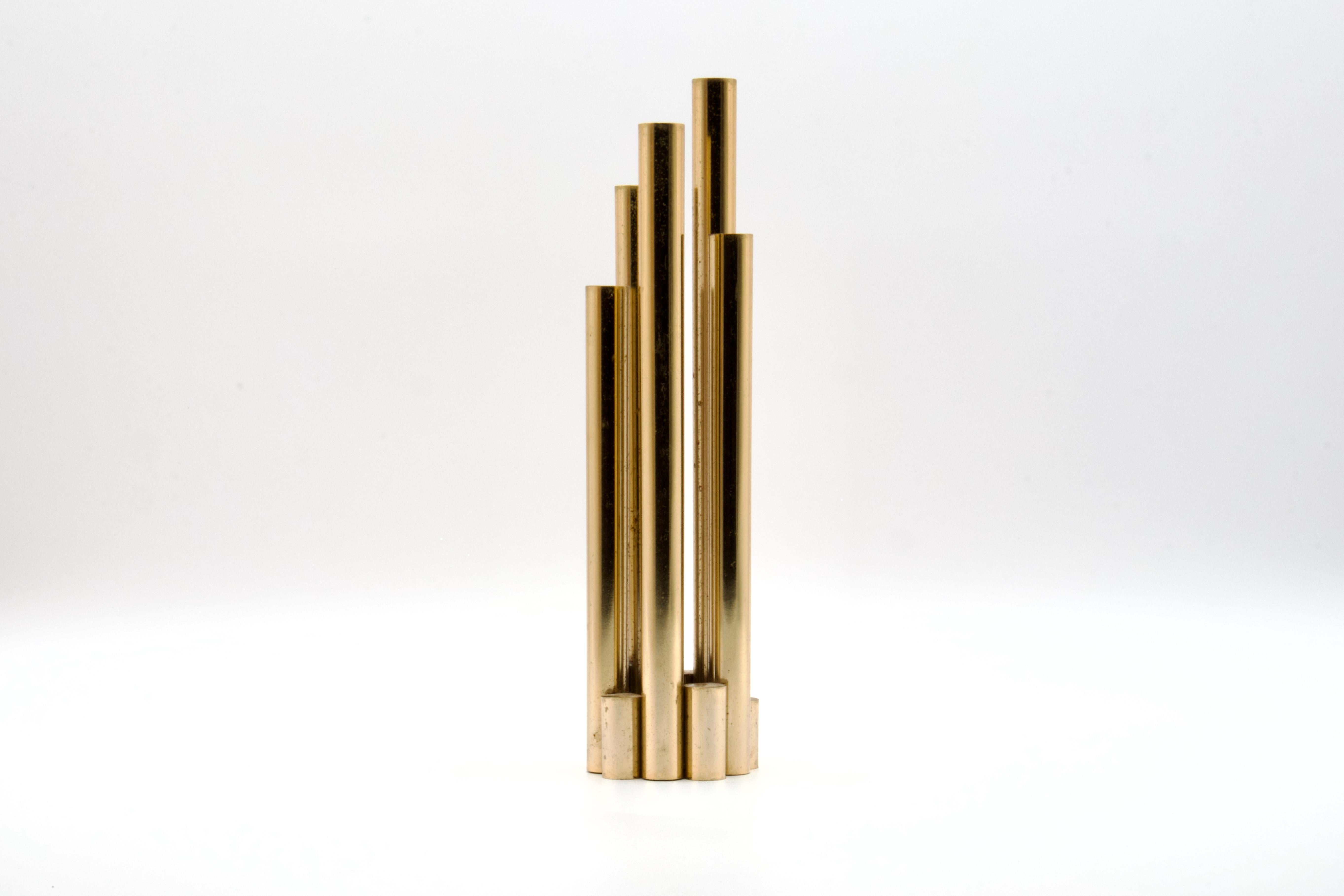 Stunning Mid Century Modern organ vase sculpted from brass tubes and brass rods, Gio Ponti for Christofle style. Sourced in Italy and dating to the early 1960s.

The vase is constructed of 5 tubes of brass of varying heights and an additional 5