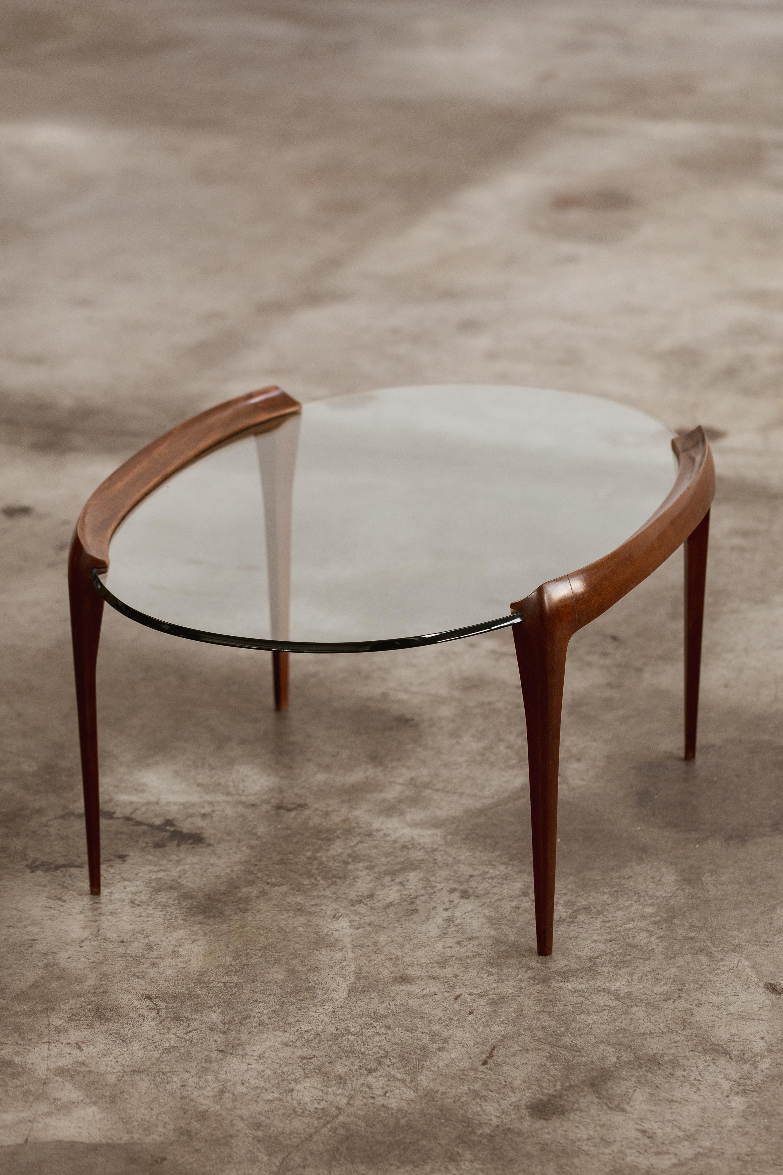 Mesa de centro Gio Ponti para Fontana Arte, madera y cristal, Italia, 1952

Diseñada en 1952 por Gio Ponti para Fontana Arte, esta mesa de centro ejemplifica el enfoque poético del diseñador hacia la forma y la proporción. La estructura, tallada en