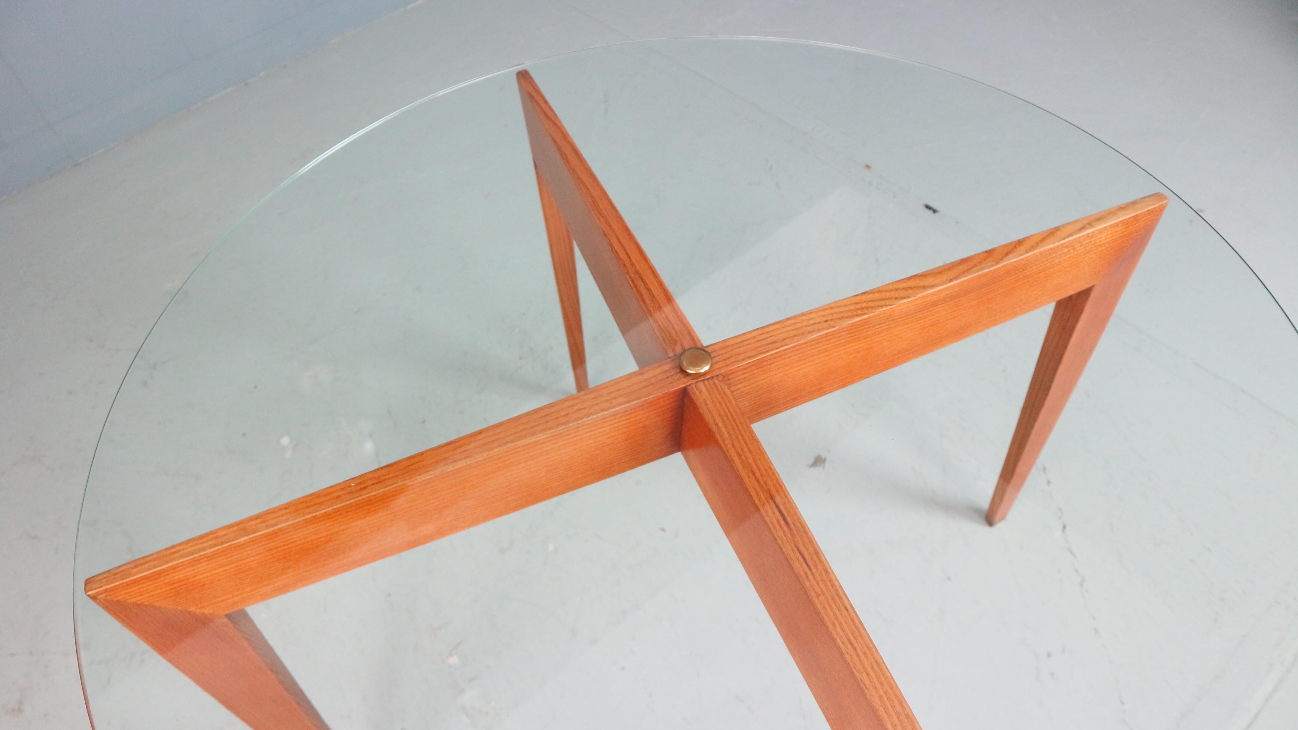 Gio Ponti Coffee Table for Isa Bergamo in oak with Round Cristal Top, 1957 For Sale 3