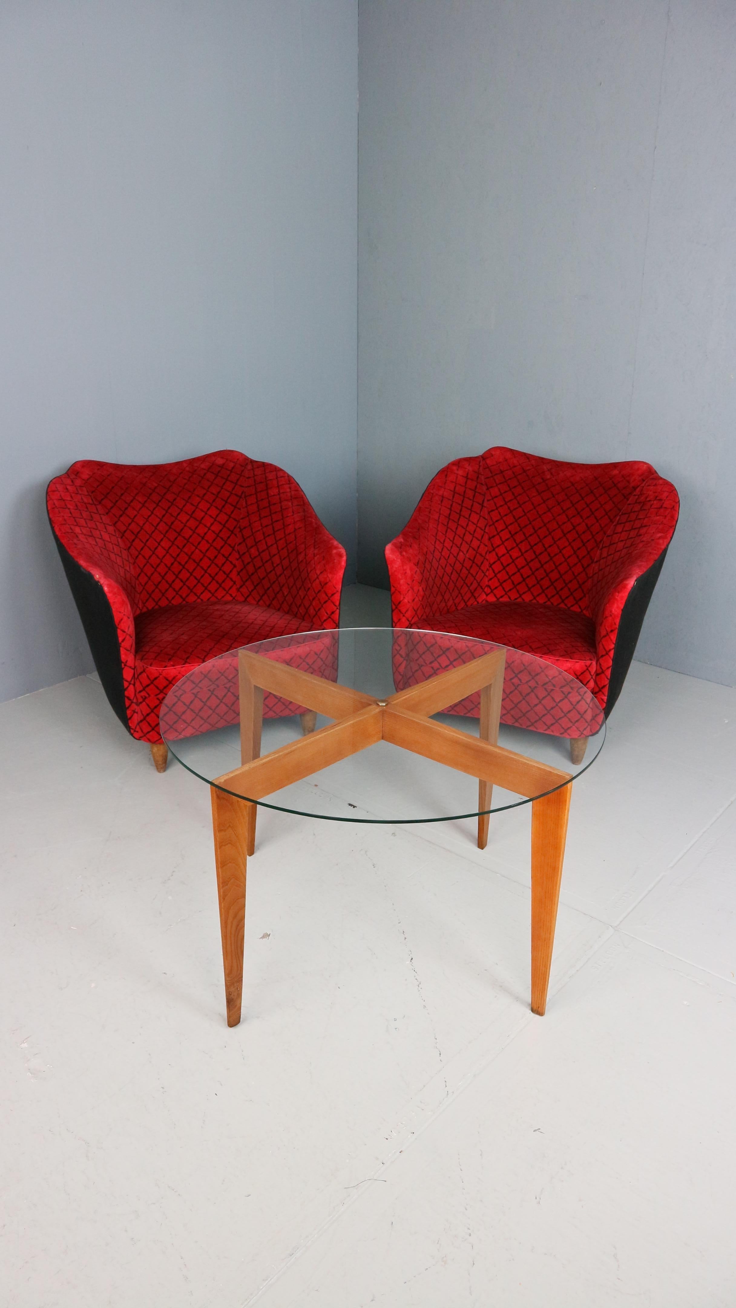 Stylish and rare coffee table designed by the Italian Designer Gio Ponti, for ISA, Bergarmo.

Gio Ponti designed this particular coffee table for his friend and editor Aldo Garzanti who decided to open a cultural house, today known as Fondazione