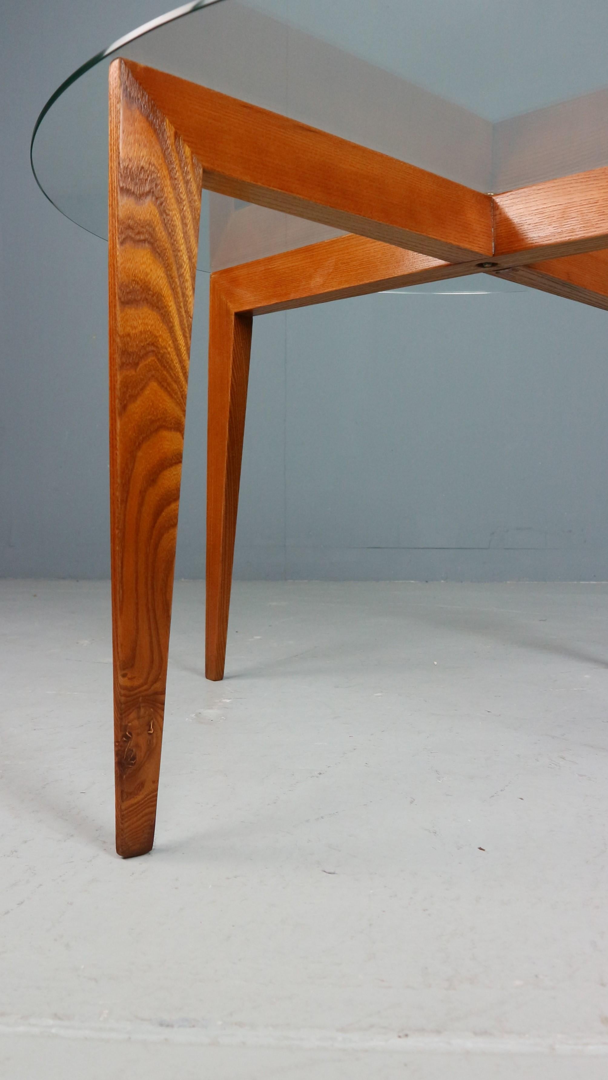 Gio Ponti Coffee Table for Isa Bergamo in oak with Round Cristal Top, 1957 In Good Condition For Sale In The Hague, NL
