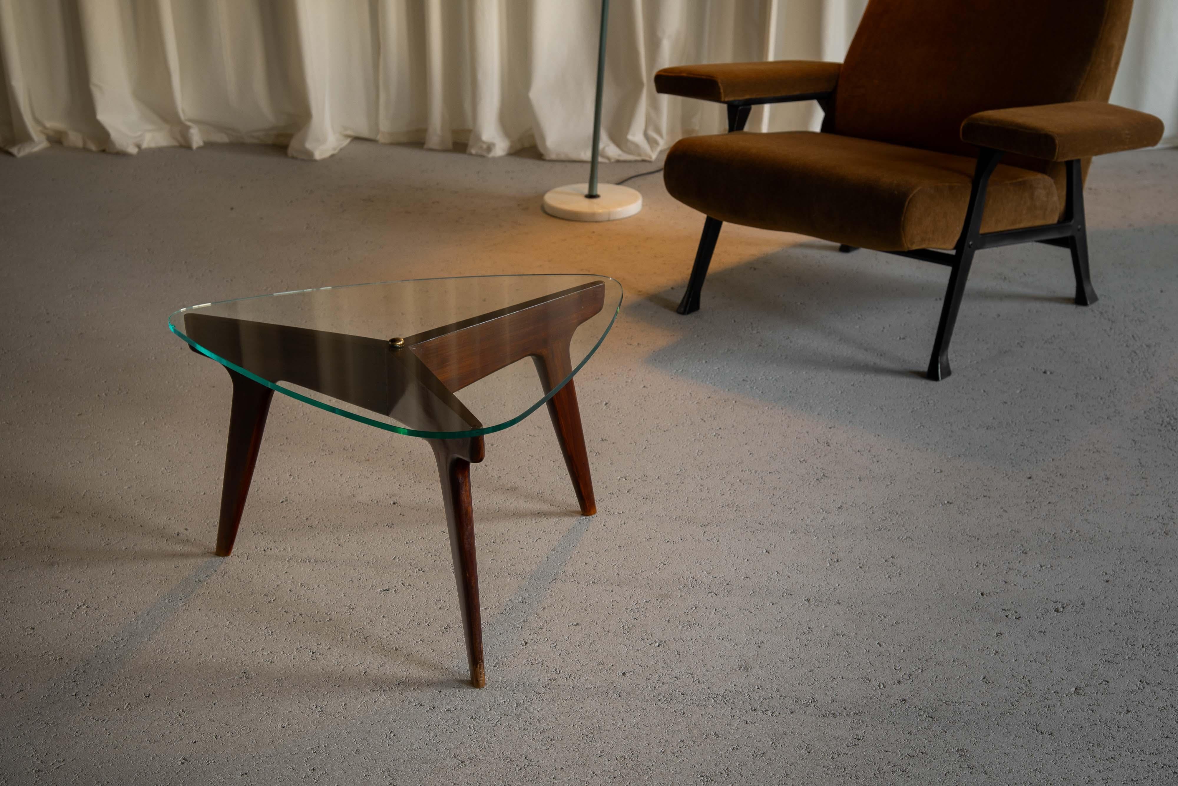 Seltener Couchtisch, der 1953 von Ponti für das Royal Continental Hotel in Neapel entworfen wurde und aus diesem stammt. Der Tisch wird direkt bei der Familie gekauft und mit einem Zertifikat geliefert. Der Tisch hat schöne Details wie die