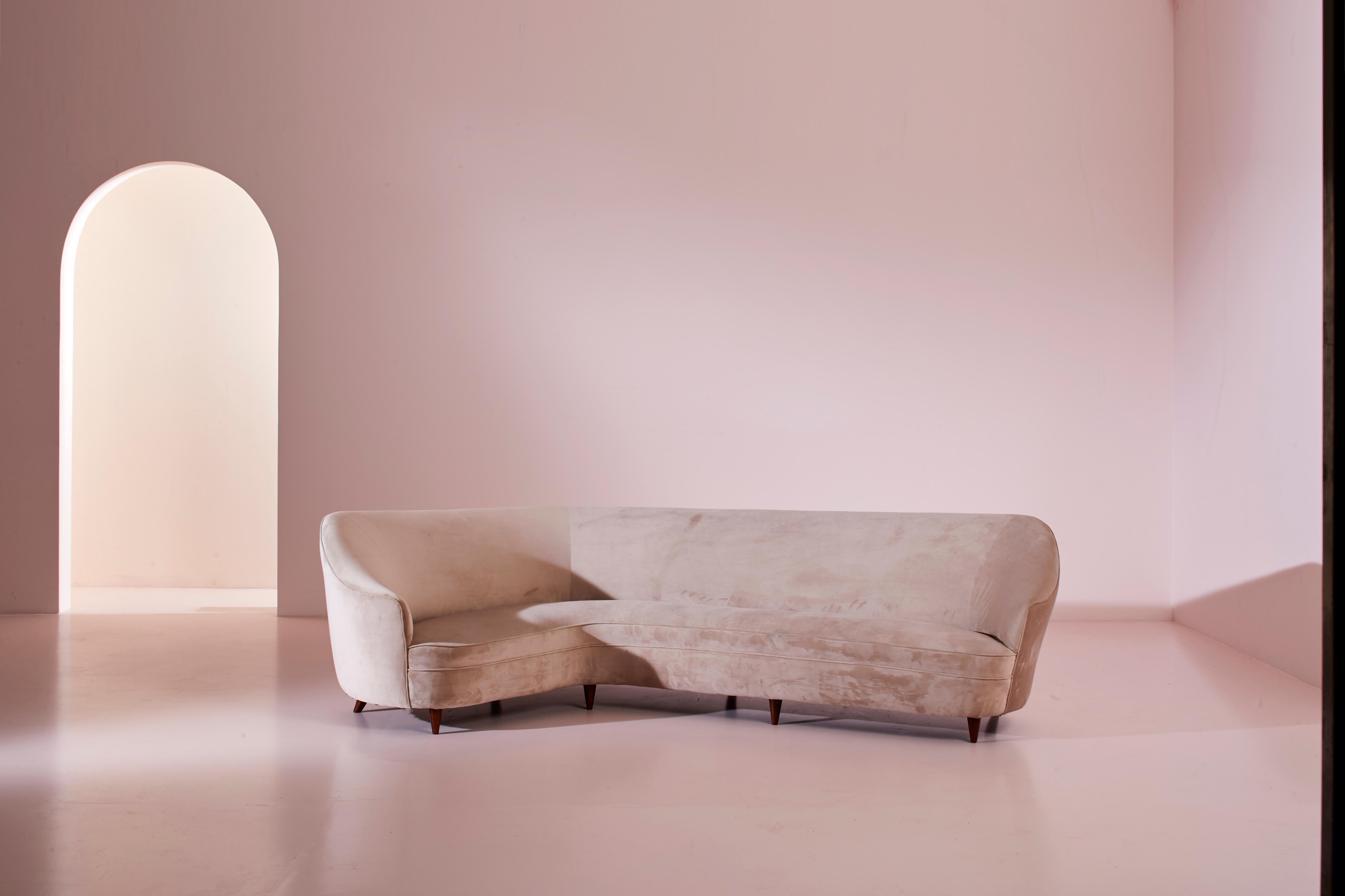 Ein seltenes und schönes geschwungenes Sofa mit Holzrahmen und Stoffbezug, entworfen von Gio Ponti für 