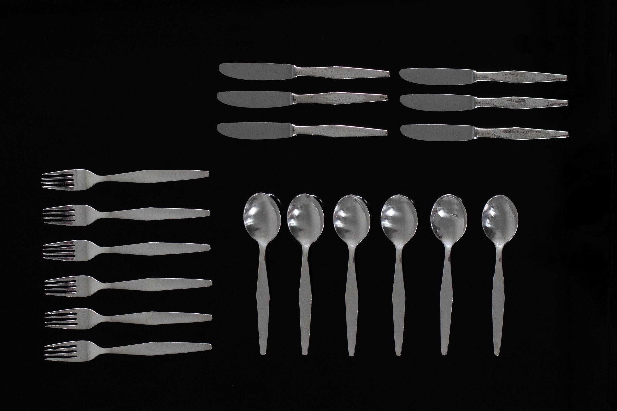 Tan France Pick

Cutlery silver service for six in nickel silver or German silver, this set includes a total of 18 pieces; 6 spoons, 6 forks, and 6 knives with a steel blade. 

Set designed by Gio Ponti for several hotels like the Granada, Solemare,