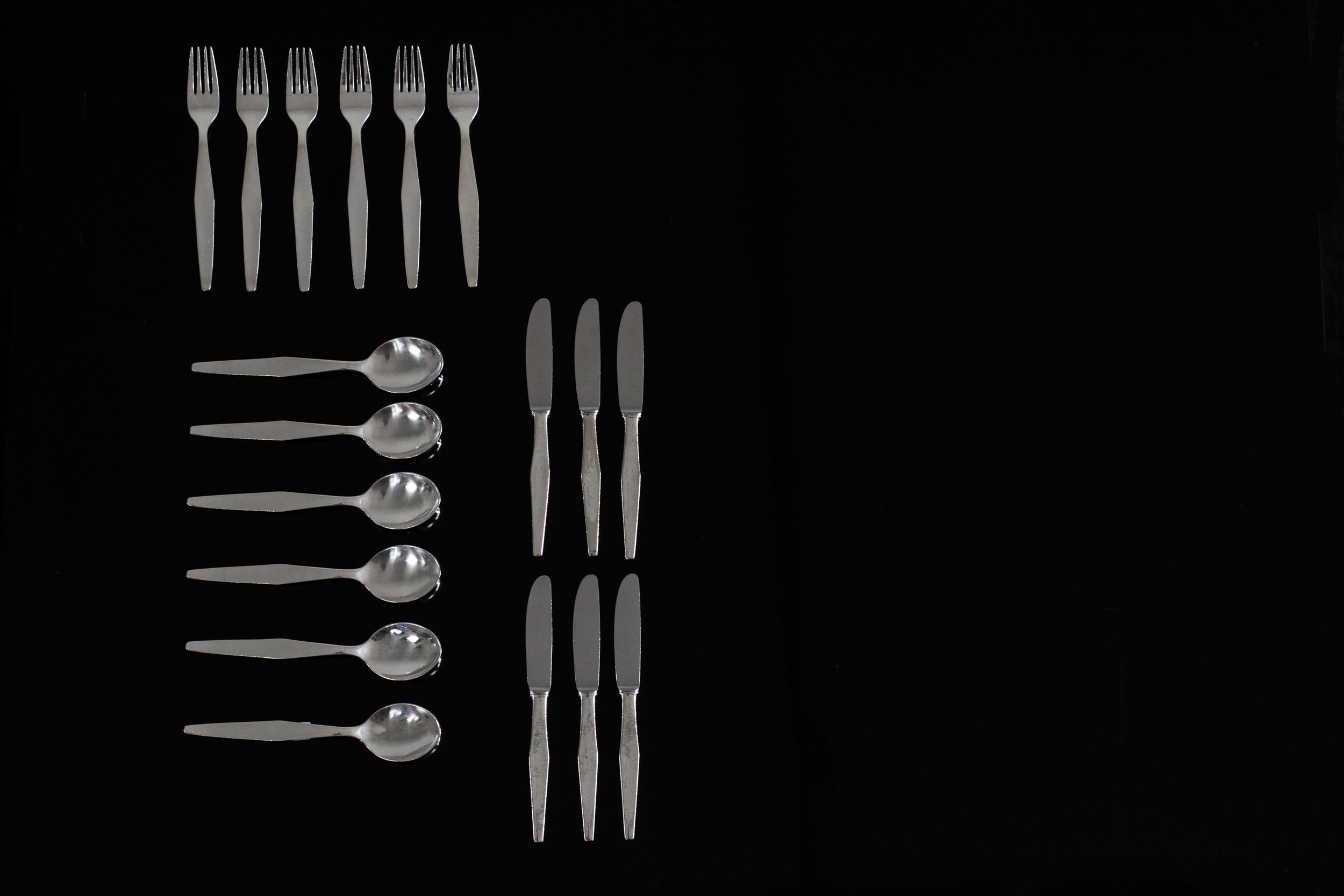 Cutlery silver service for six in nickel silver or German silver, this set includes a total of 18 pieces; 6 spoons, 6 forks, and 6 knives with a steel blade. 

Set designed by Gio Ponti for several hotels like the Granada, Solemare, and Murex,
