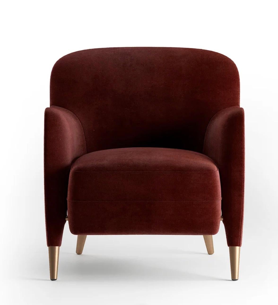 Gio Ponti leaned on nautical inspiration to design this armchair that was destined for use on ocean liners and today is a part of Molteni&C's Heritage Collection. A contoured backrest provides support and style while a solid wood structure and