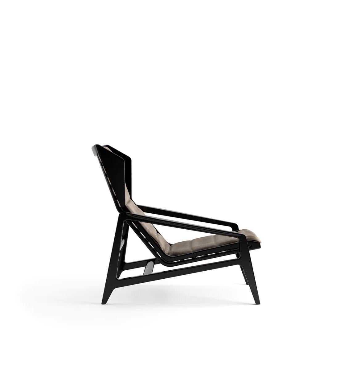 Le fauteuil D.156.3 de Gio Ponti a été choisi pour la 10e Triennale de Milan comme modèle exemplaire de design mobilier. Défini par des formes géométriques, ce fauteuil est fabriqué à la main par des artisans qualifiés et présente un soutien