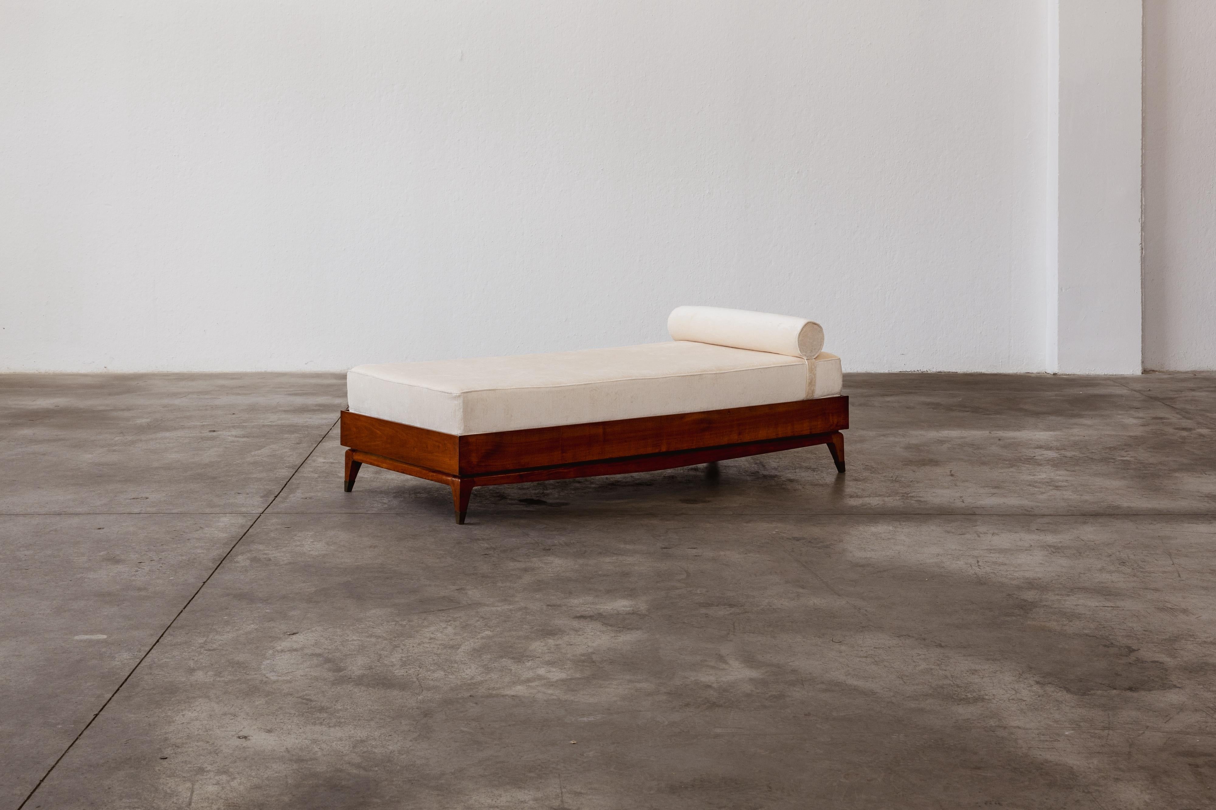 Tagesbett von Gio Ponti für die Fondazione Garzanti, Eiche und Messing, Italien, 1945.

Gio Ponti entwarf 1945 dieses Tagesbett, das mit seiner einfachen, geometrischen Form und den schlanken, konisch zulaufenden Beinen seinen charakteristischen