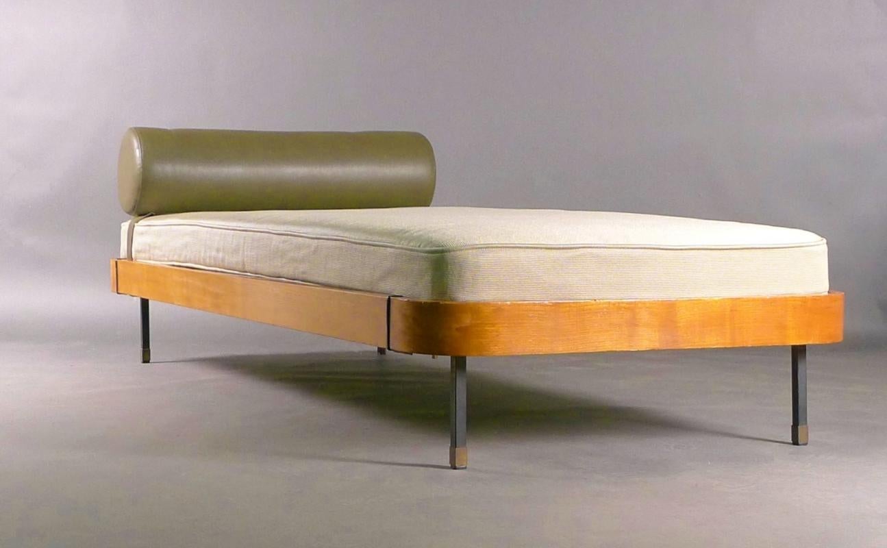 Gio Ponti daybed, designed early 1960s and manufactured by Italbed, Pistoia, Italy

Sage green fabric covered mattress and complementary leather bolster on solid and plywood ash frame with metal springs, painted steel legs with brass feet.

60cm