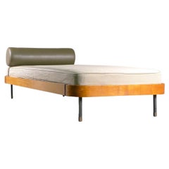 Gio Ponti daybed for Italbed, 1960s, solid and plywood ash frame