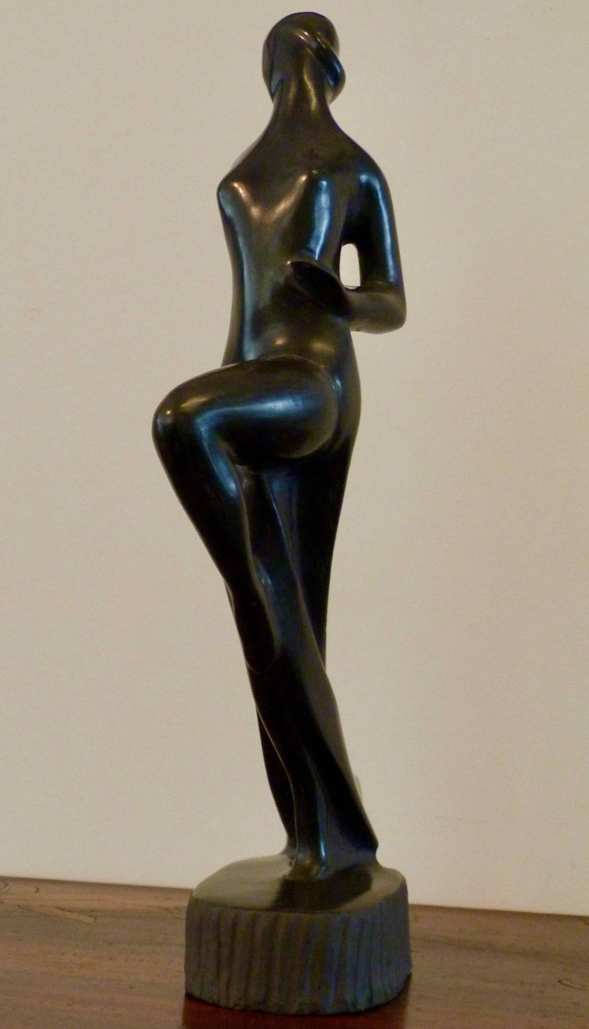 Carlo Alberto Rossi (Gubbio 1903-1970), Manifattura Rossi a Bucchero Sculpture féminine d'après un dessin de Gio Ponti, signée C.A. Rossi, vers 1940

Dans les années 1940, Gio Ponti a collaboré avec des artistes et des artisans célèbres, dont Carlo