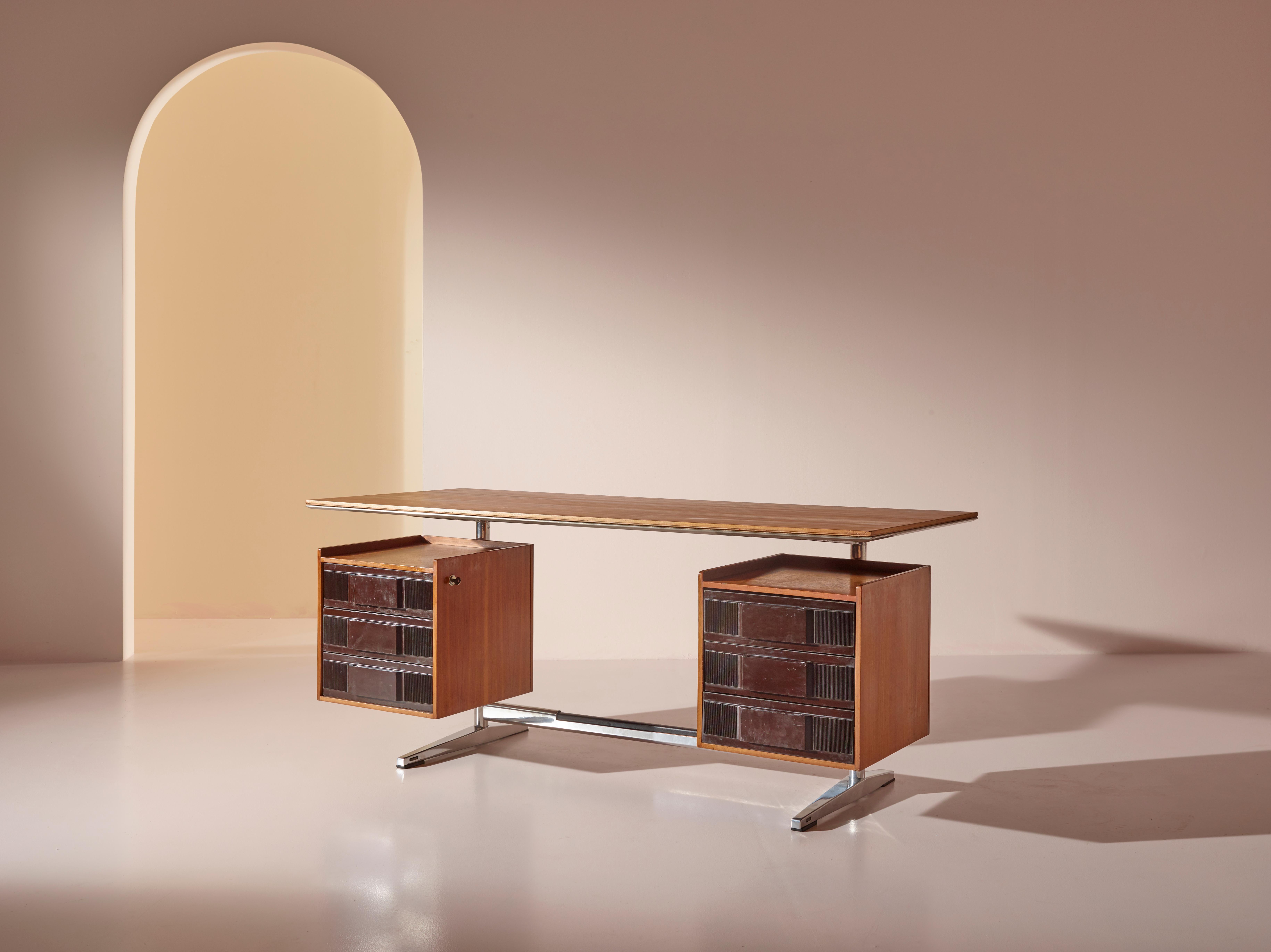 Gio Ponti-Schreibtisch für RIMA aus Nussbaum, verchromtem Stahl und Kunststoff. Italien, 1950er Jahre (Moderne der Mitte des Jahrhunderts) im Angebot