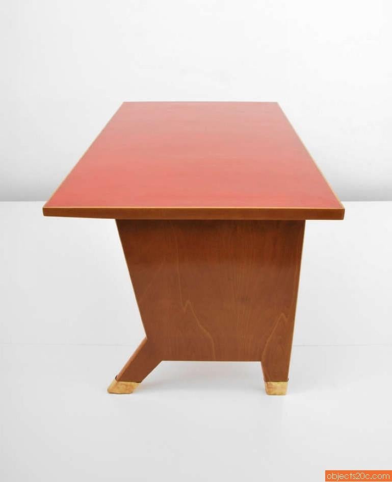 Designer e produttore: Gio Ponti (italiano, 1891-1979)
Contrassegni: Etichetta Amministrazione Provenciale Florli
Paese di origine e materiali: Italia; legno di frutta, laminato, faggio, ottone
Dimensioni: scrivania: 31,25″h, 59″w, 35,25″d; ripiano: