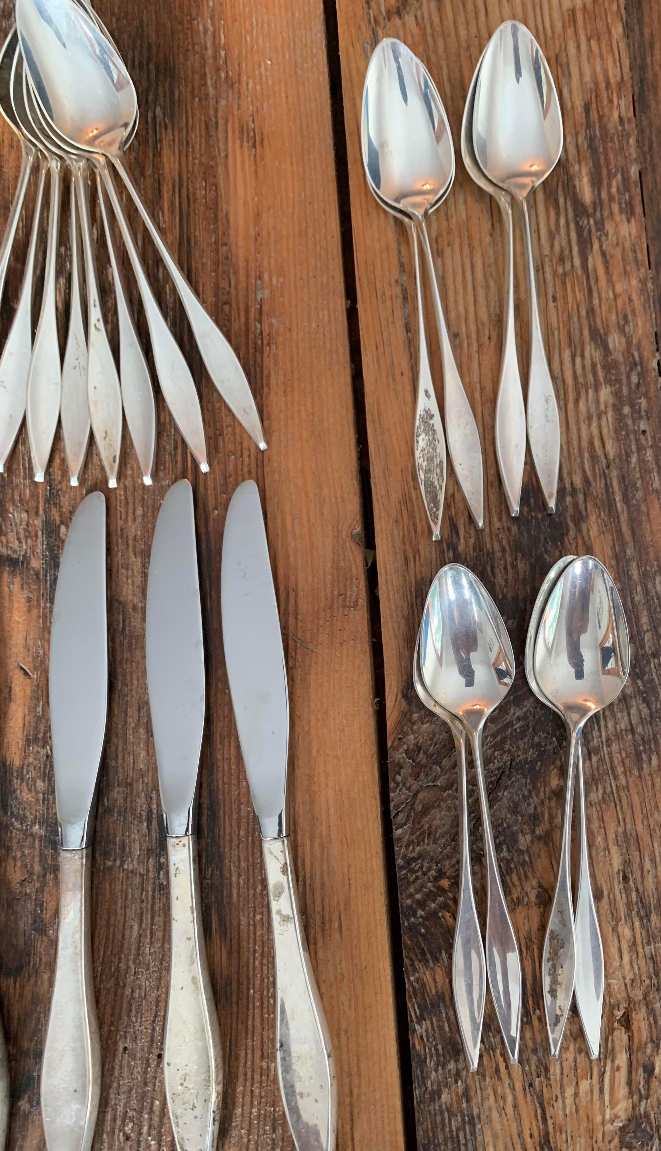 Vintage Gio Ponti for Reed & Barton Sterling Silverware Flatware Set.

Rehaussez votre expérience culinaire avec cet exquis service de couverts en argent sterling Vintage Gio Ponti for Reed & Barton. Ce superbe ensemble allie un design intemporel à