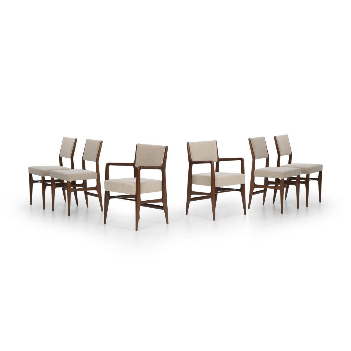 Gio Ponti Esszimmerstühle für Singer & Sons Sechser-Set
Set bestehend aus zwei Sesseln, Modell 149 und vier Beistellstühlen, Modell 116
Aufgearbeitete Nussbaumrahmen, neu gepolstert mit Great Plains Mohair.
Abmessungen Sessel: 34 h × 22 b × 22 t