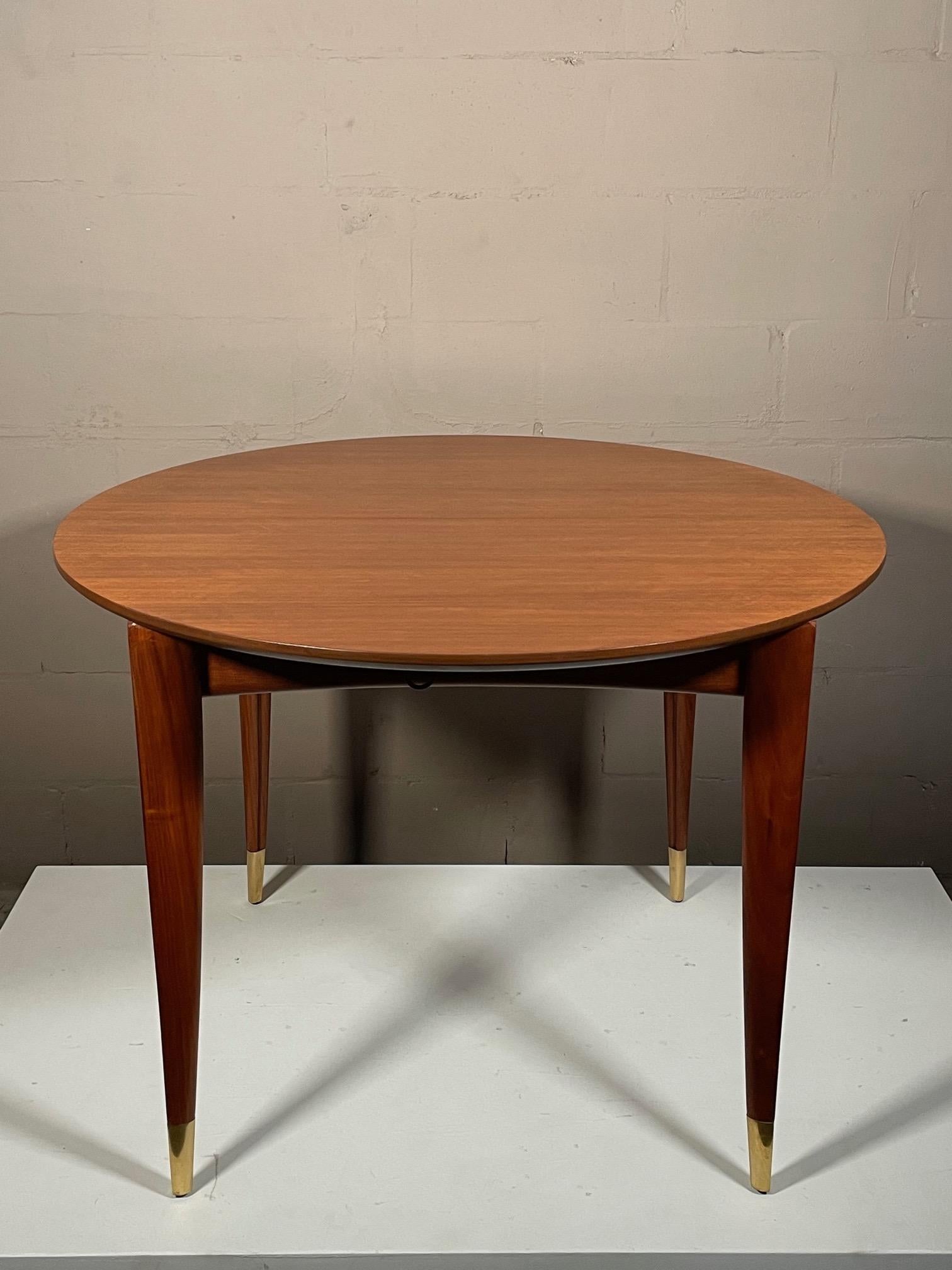 A classic small scale dining table designed by Gio Ponti for SInger&sons and made ca' 1950's. Measuring 40