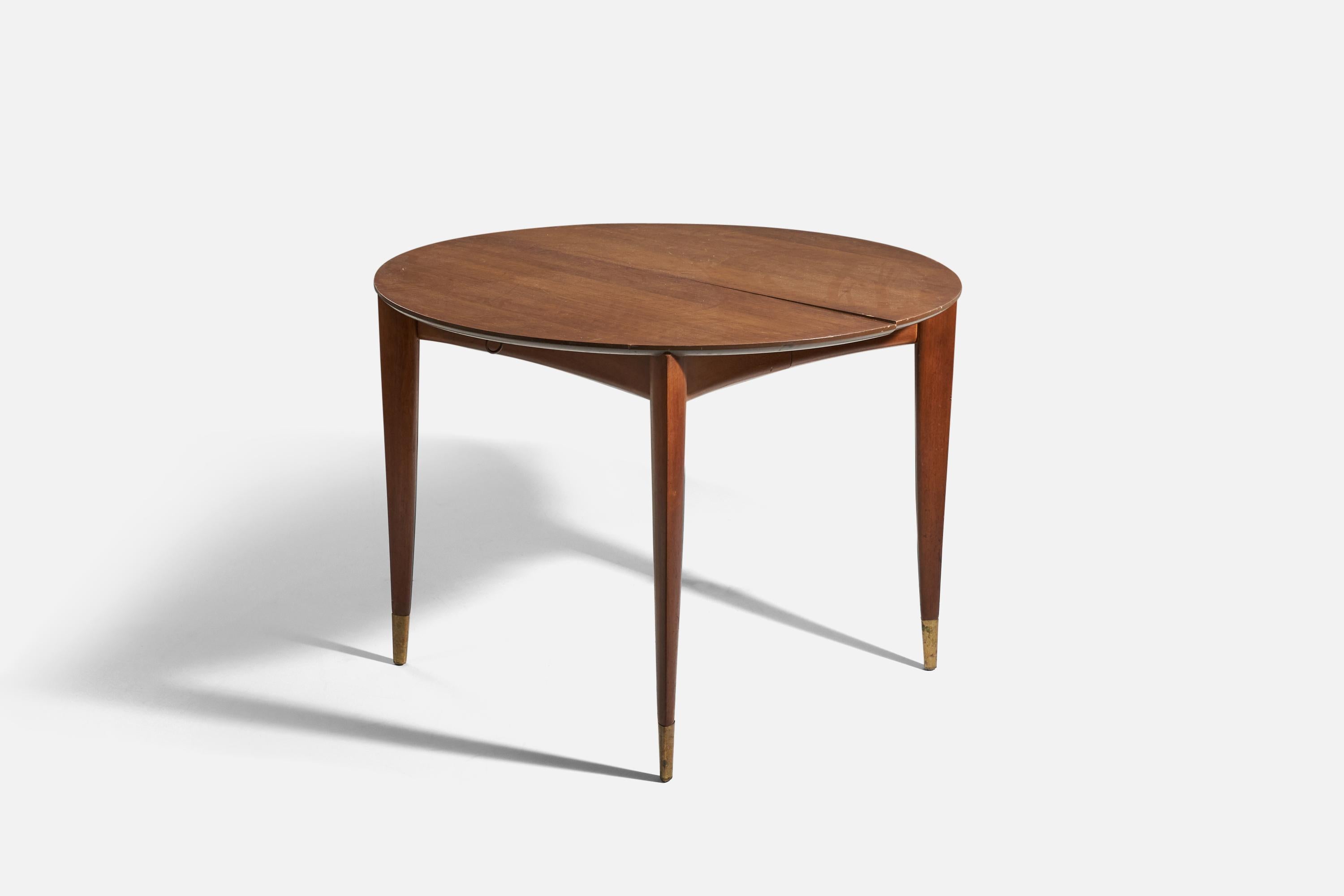 A walnut and brass dining table, designed by Gio Ponti and produced by Singer & Sons, 1950s. 

Extendable, without leaves.