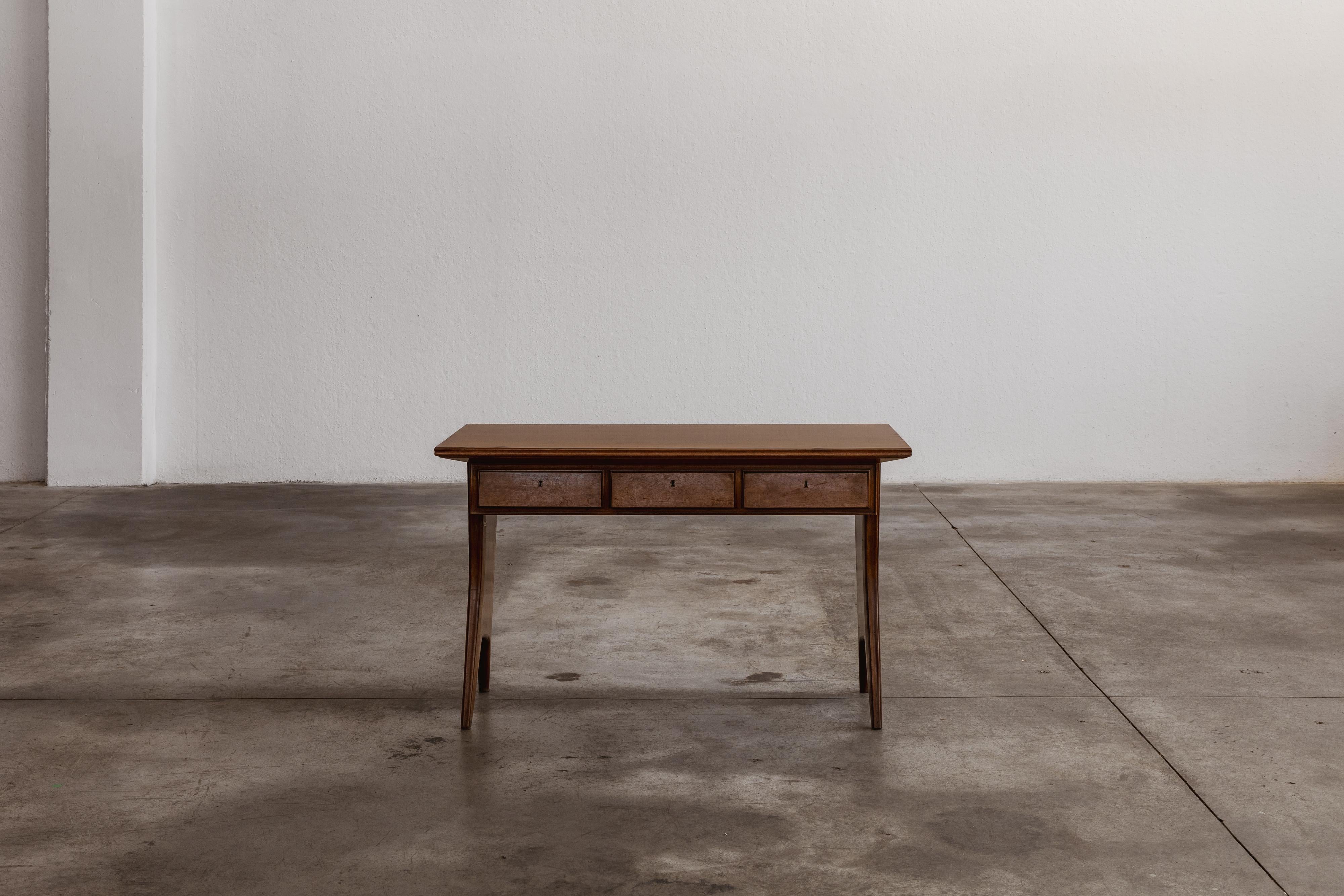 Bureau Directional de Gio Ponti pour Egidio Proserpio, acajou, Italie, 1955

Exécuté par Egidio Proserpio à Barzanò, le bureau 