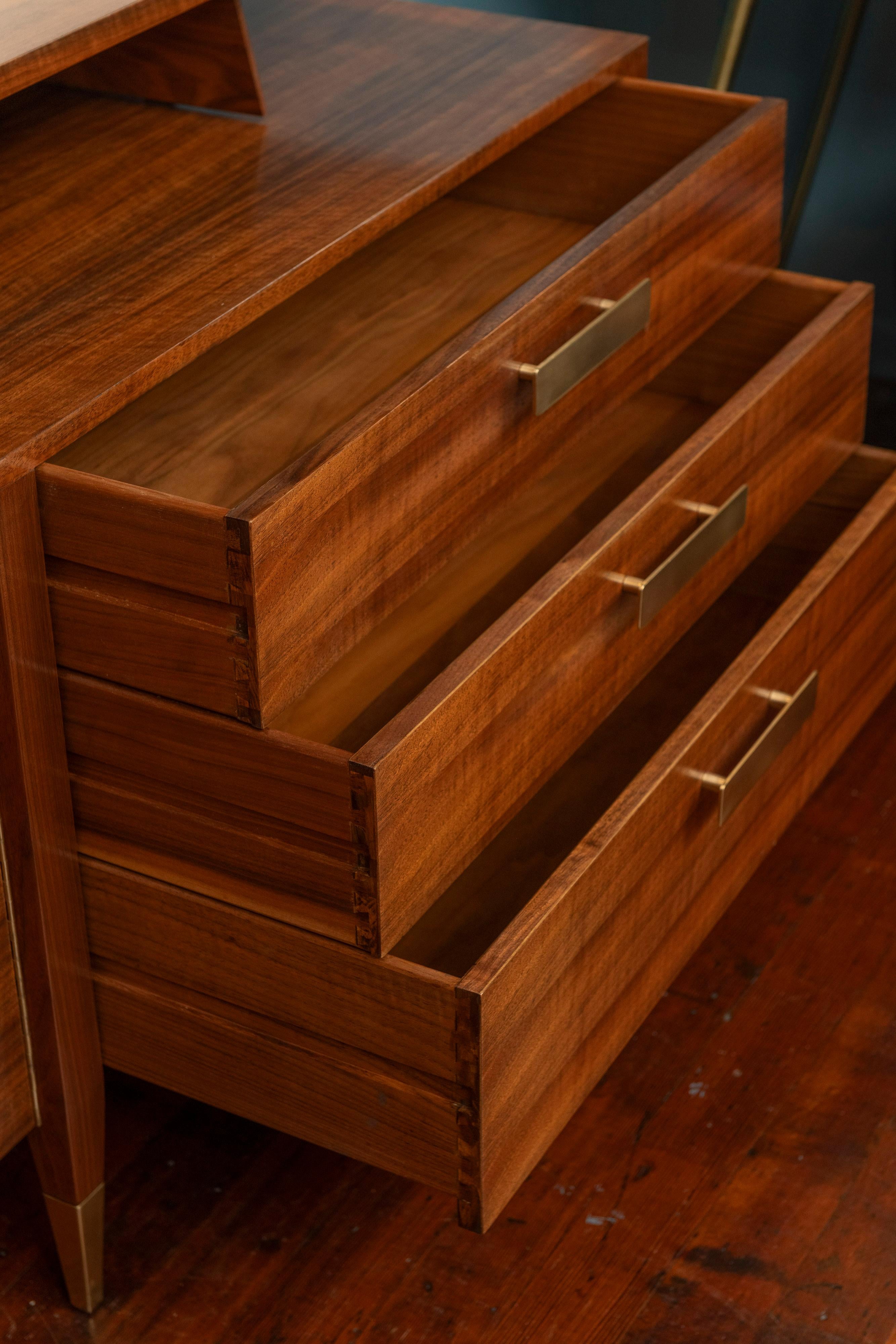 Gio Ponti, Vitrinenschrank Modell 4120 für Singer & Sons (Messing) im Angebot