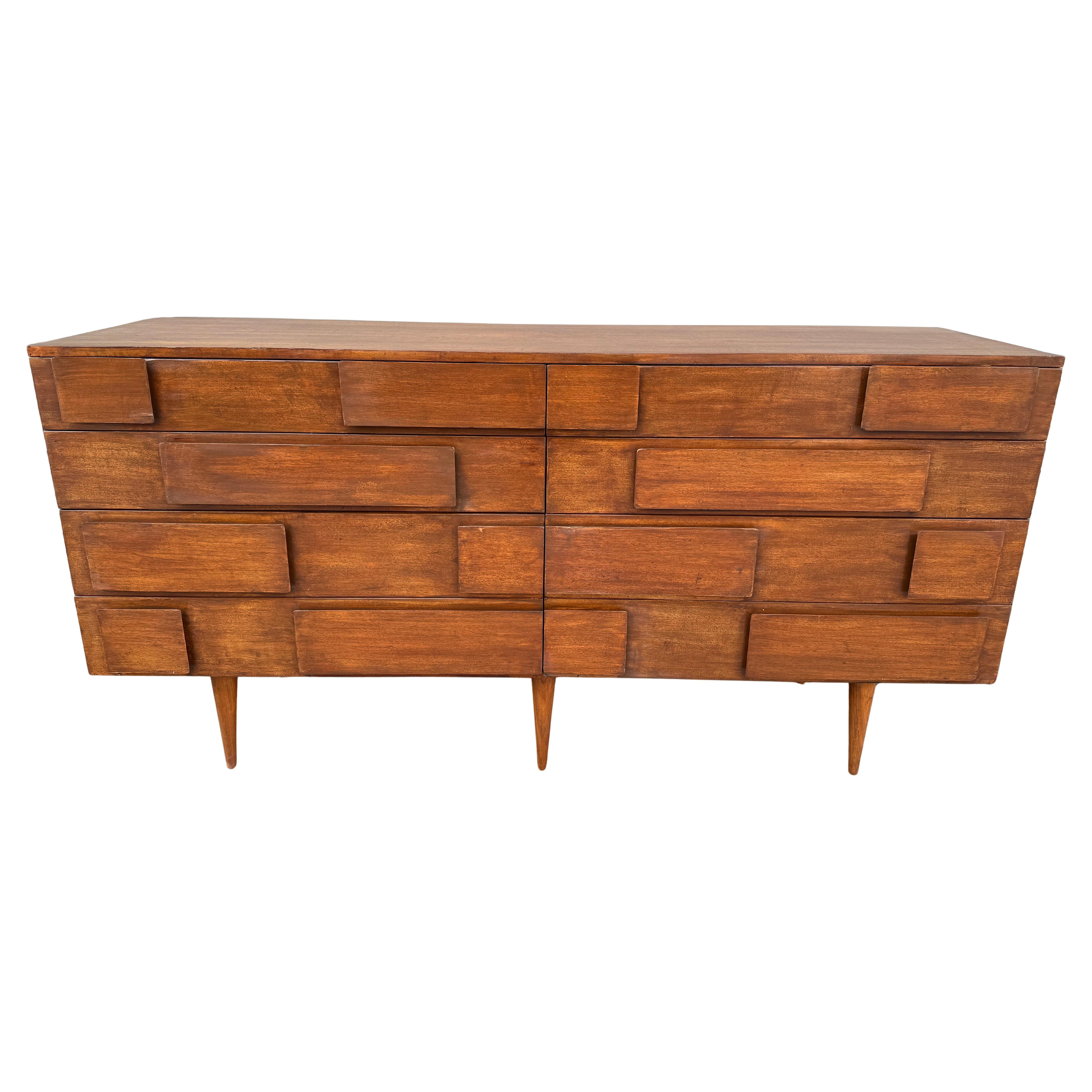 Con (8) cassetti su (6) piedi conici, design modernista con blocco in rilievo sul frontale dei cassetti che funge anche da tiretto; con piano in vetro; etichetta M. Singer & Sons all'interno del cassetto superiore sinistro. Modello 2161 Un iconico e
