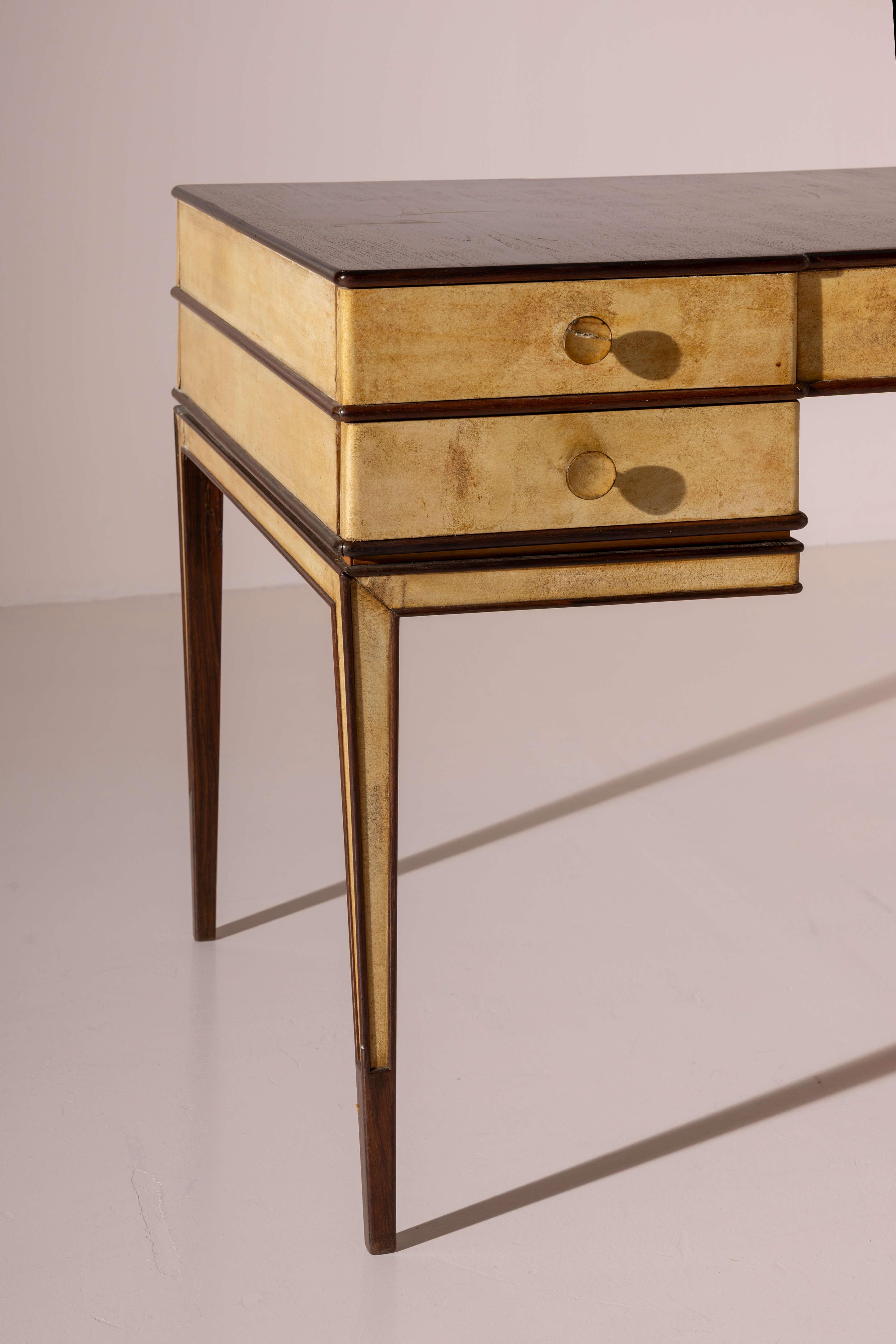 Gio Ponti double-sided desk in American walnut and parchment, Italy, 1930s en venta 3