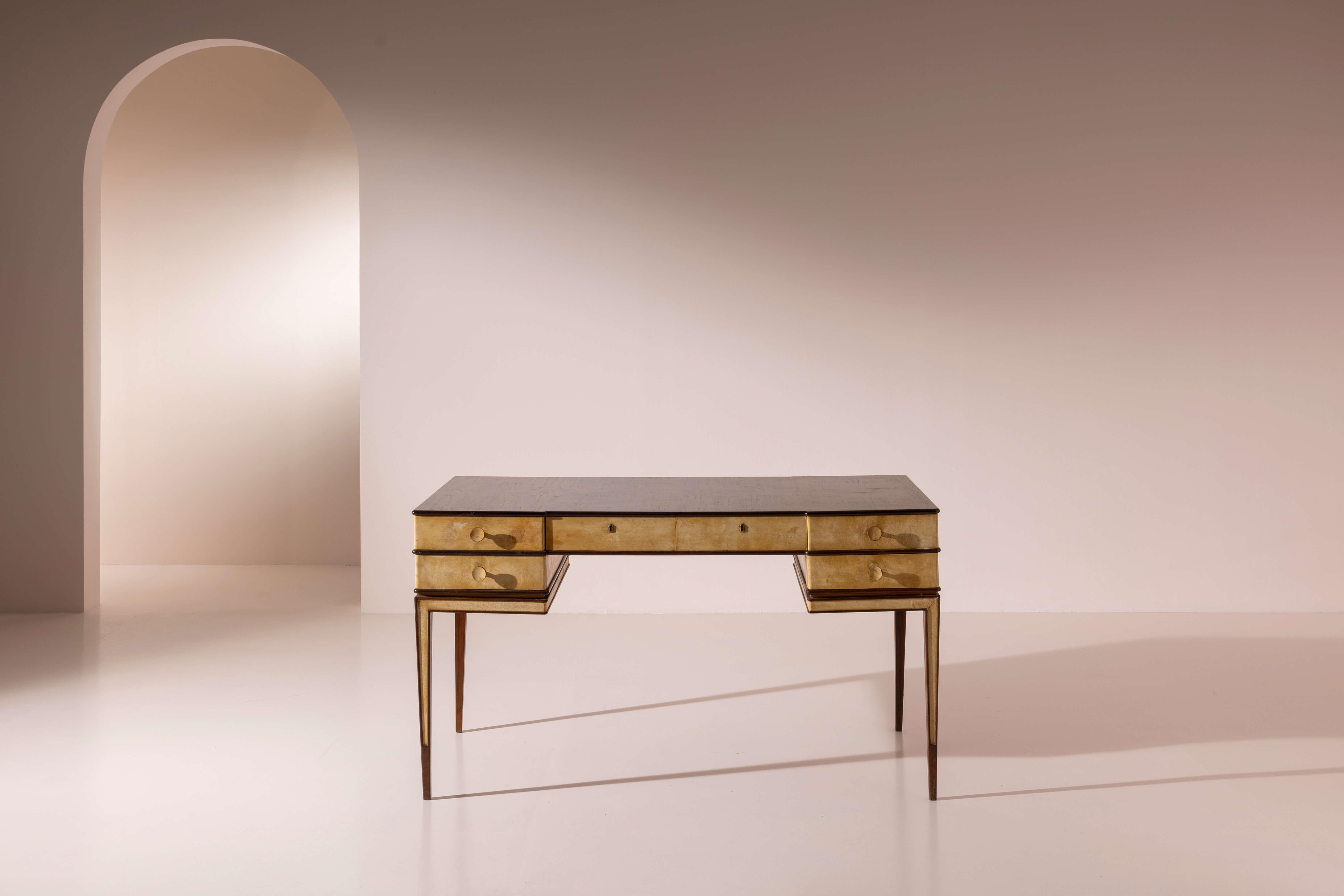Gio Ponti double-sided desk in American walnut and parchment, Italy, 1930s en venta 4