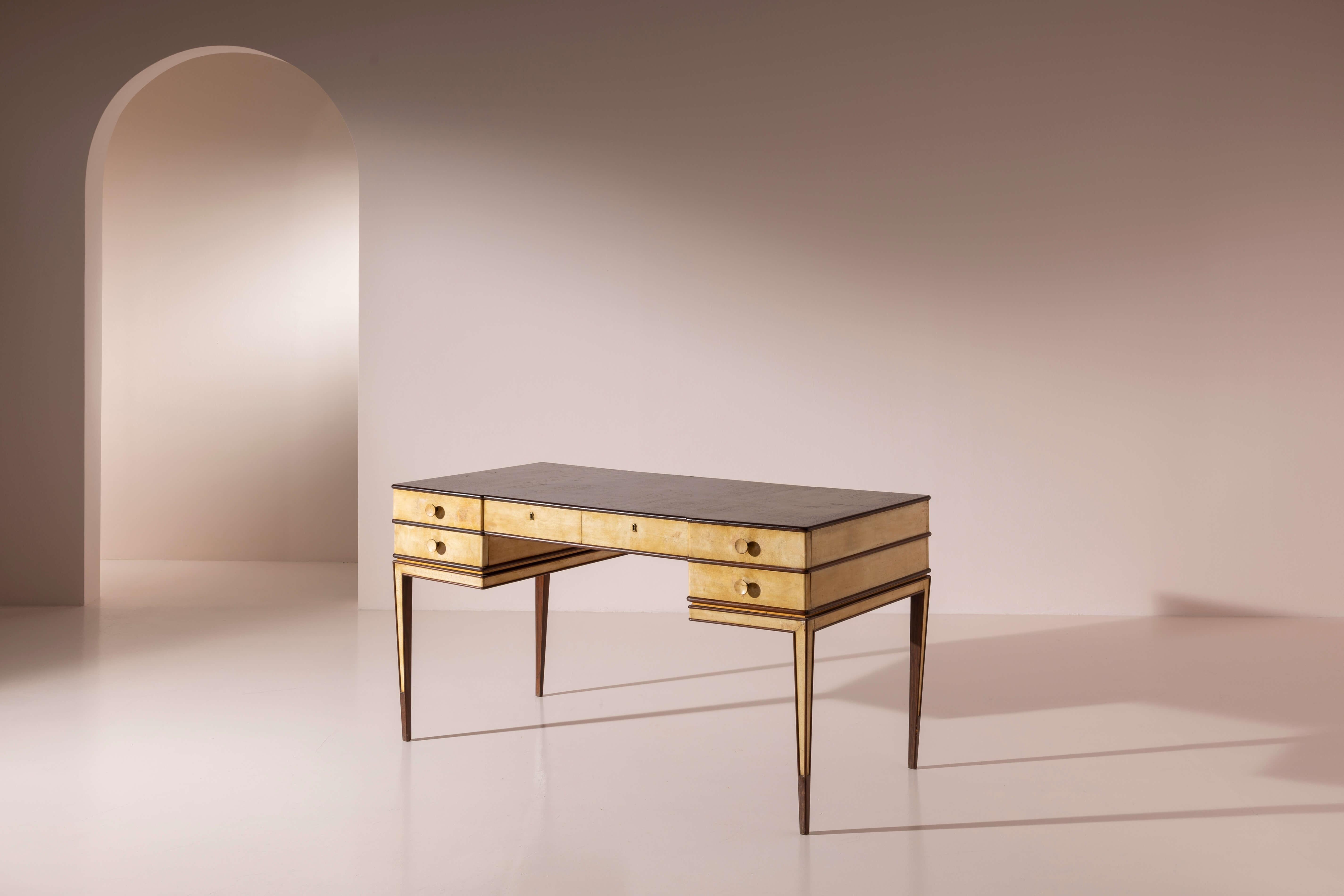 Gio Ponti double-sided desk in American walnut and parchment, Italy, 1930s en venta 5
