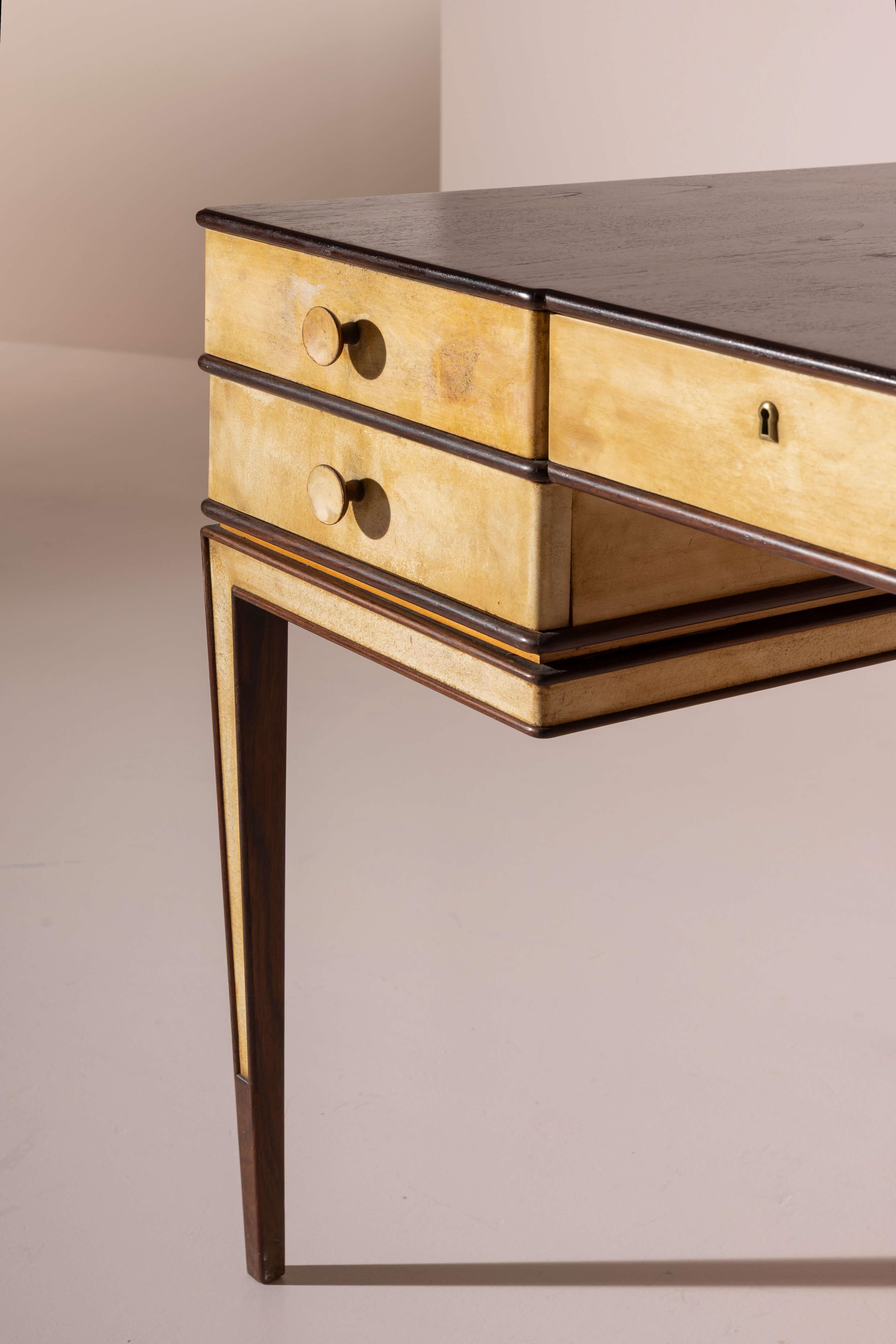 Gio Ponti double-sided desk in American walnut and parchment, Italy, 1930s en venta 7
