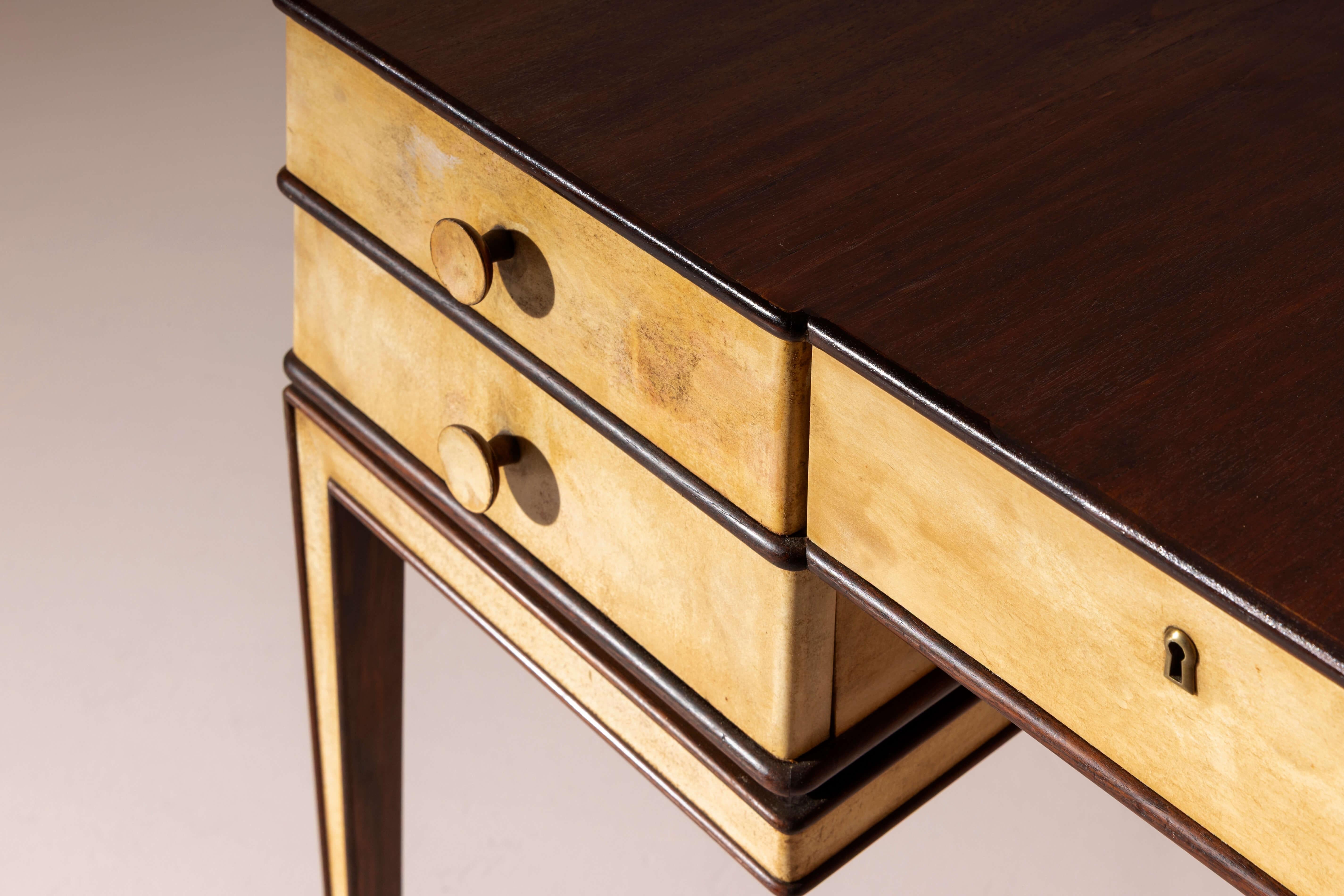 Gio Ponti double-sided desk in American walnut and parchment, Italy, 1930s en venta 8