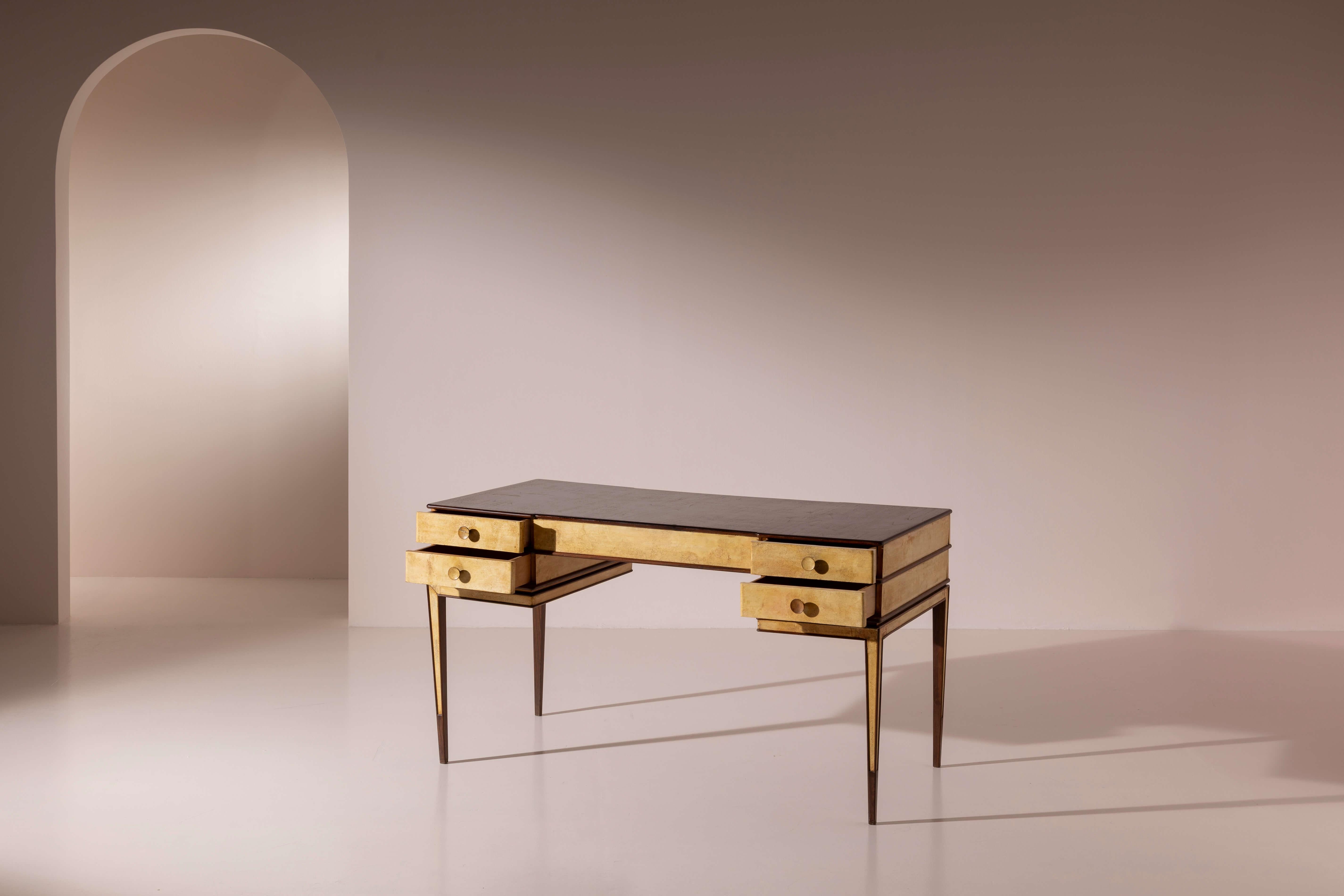 Gio Ponti double-sided desk in American walnut and parchment, Italy, 1930s Art Decó en venta