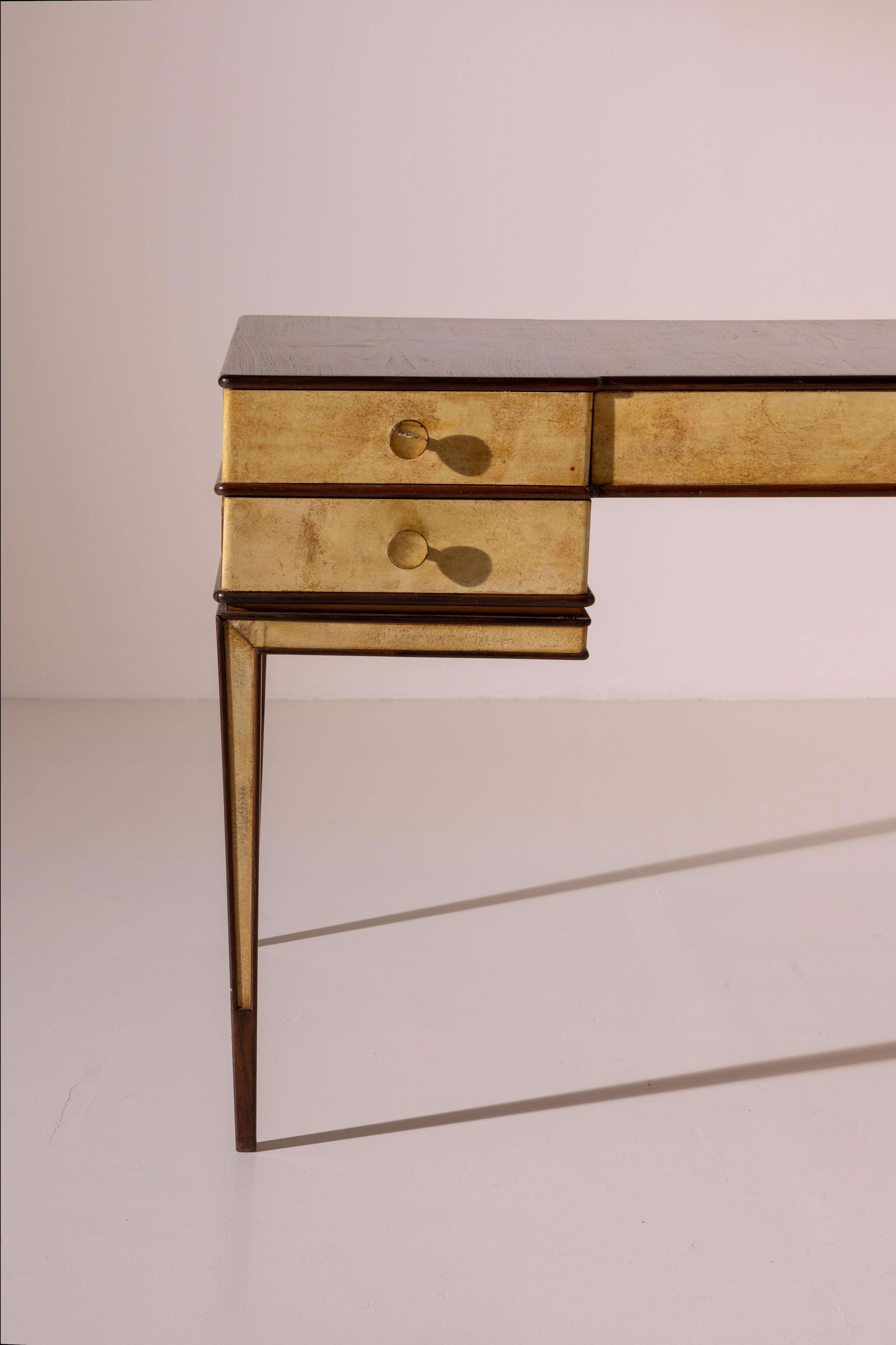 Gio Ponti double-sided desk in American walnut and parchment, Italy, 1930s Italiano en venta