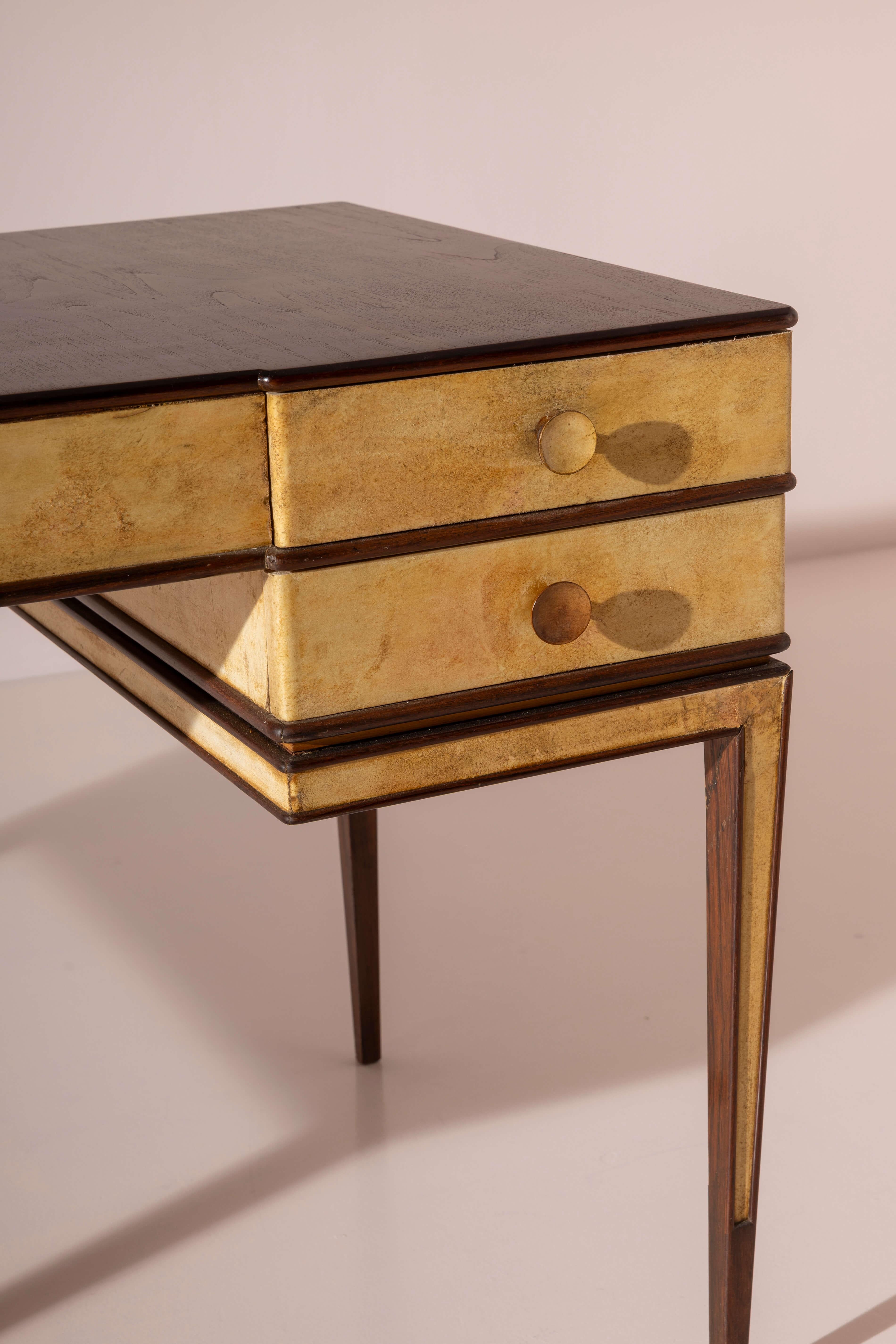 Gio Ponti double-sided desk in American walnut and parchment, Italy, 1930s en Bueno estado para la venta en Chiavari, Liguria