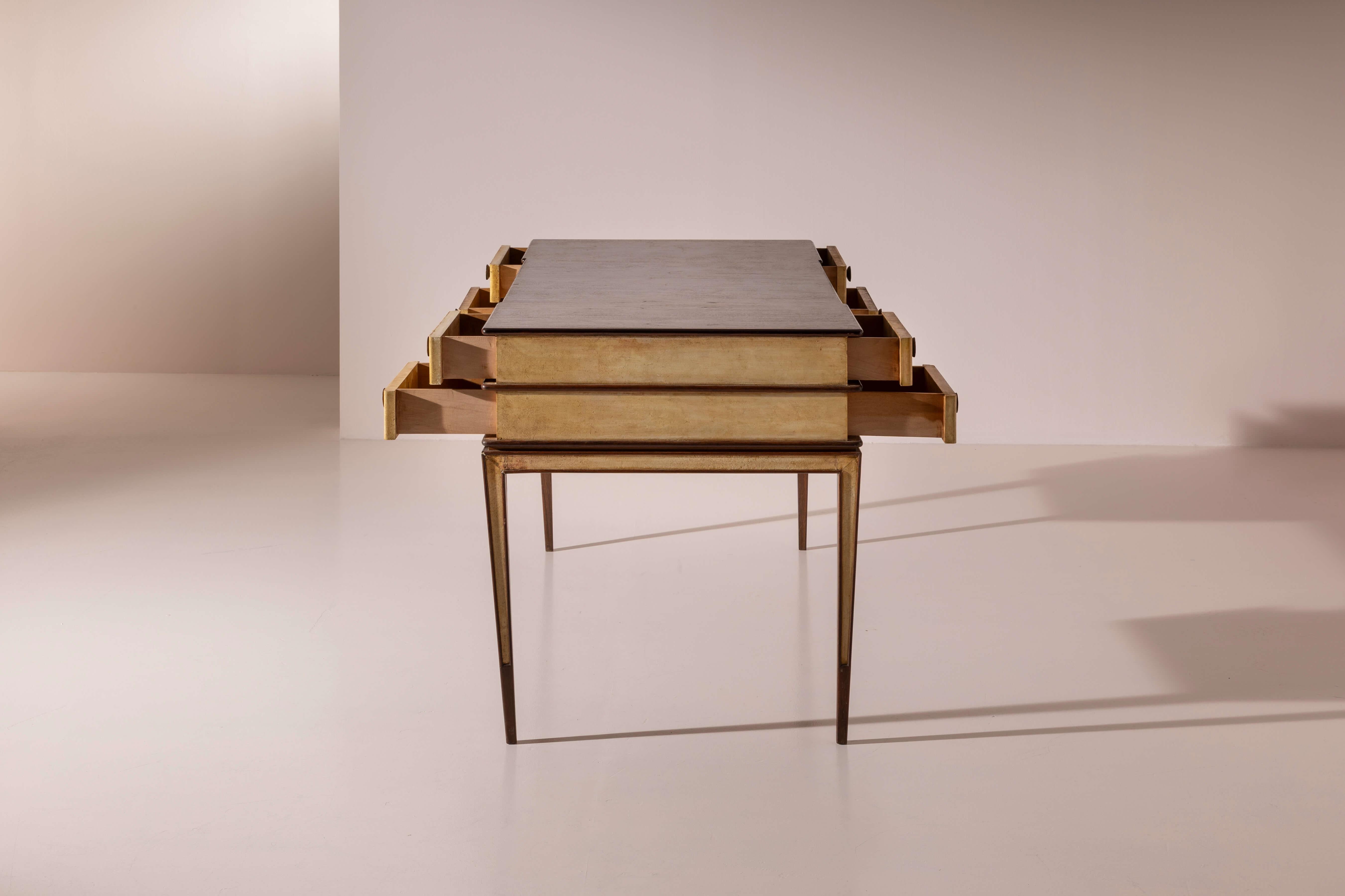 Gio Ponti double-sided desk in American walnut and parchment, Italy, 1930s mediados del siglo XX en venta