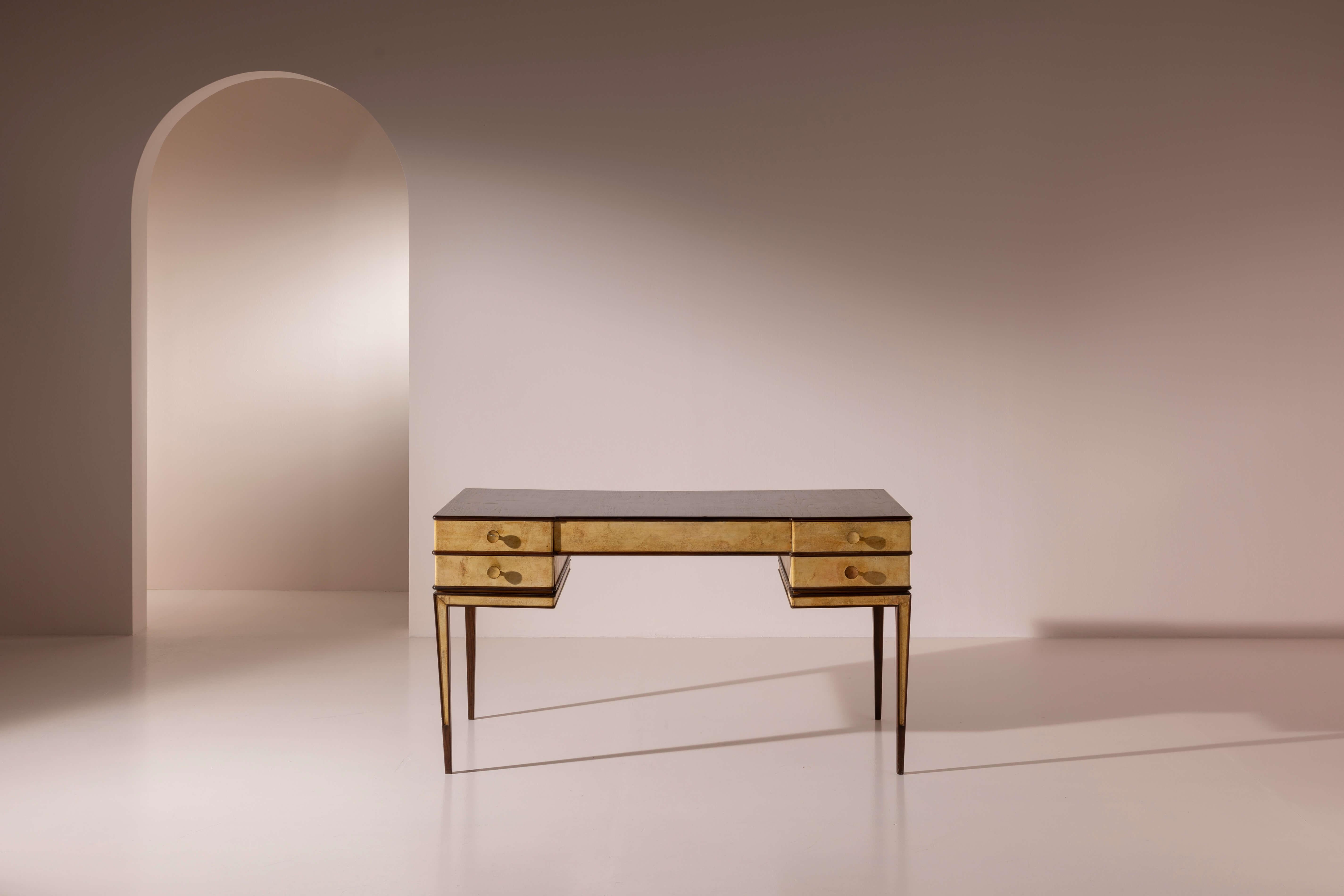 Gio Ponti double-sided desk in American walnut and parchment, Italy, 1930s Nogal en venta