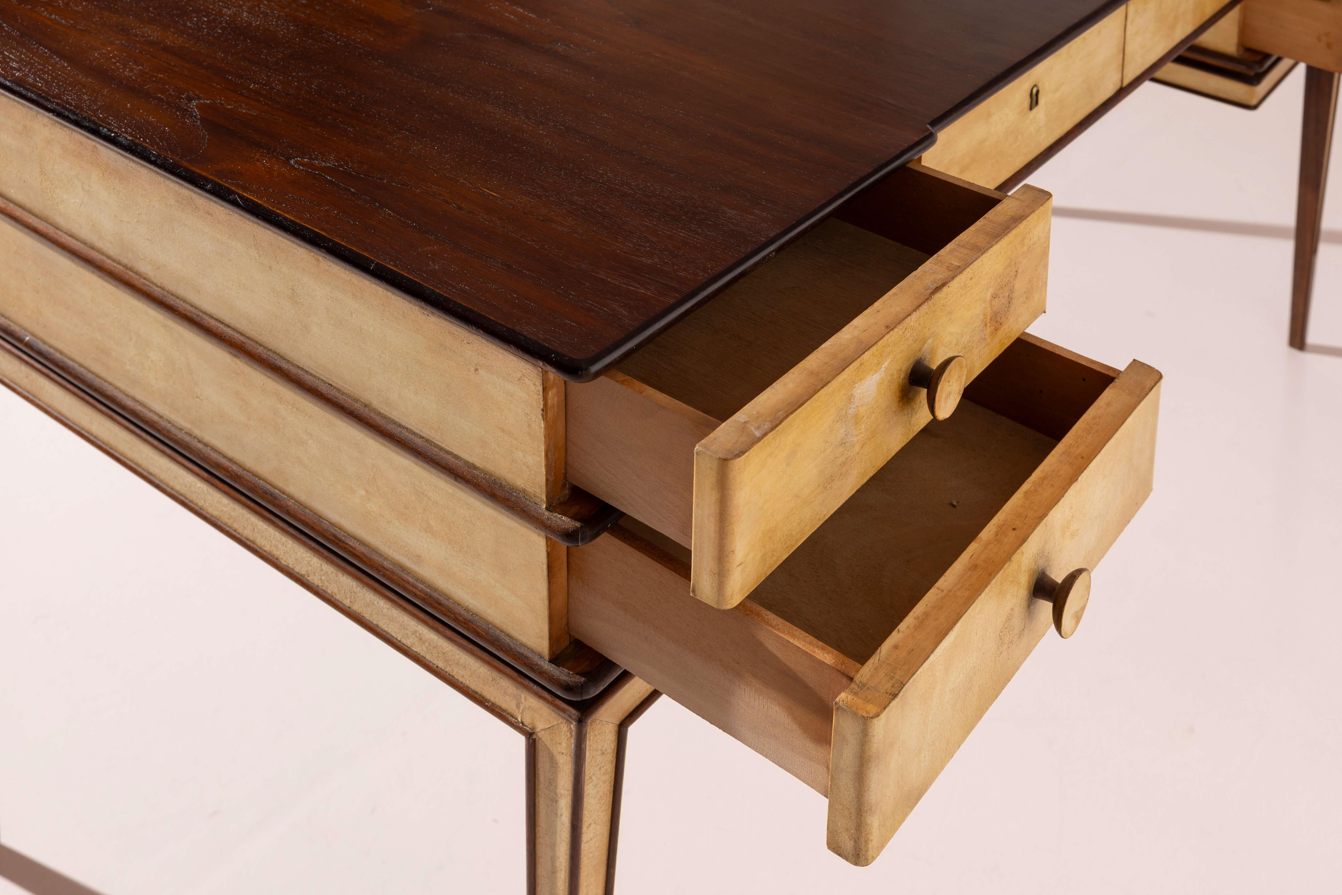 Gio Ponti double-sided desk in American walnut and parchment, Italy, 1930s en venta 1