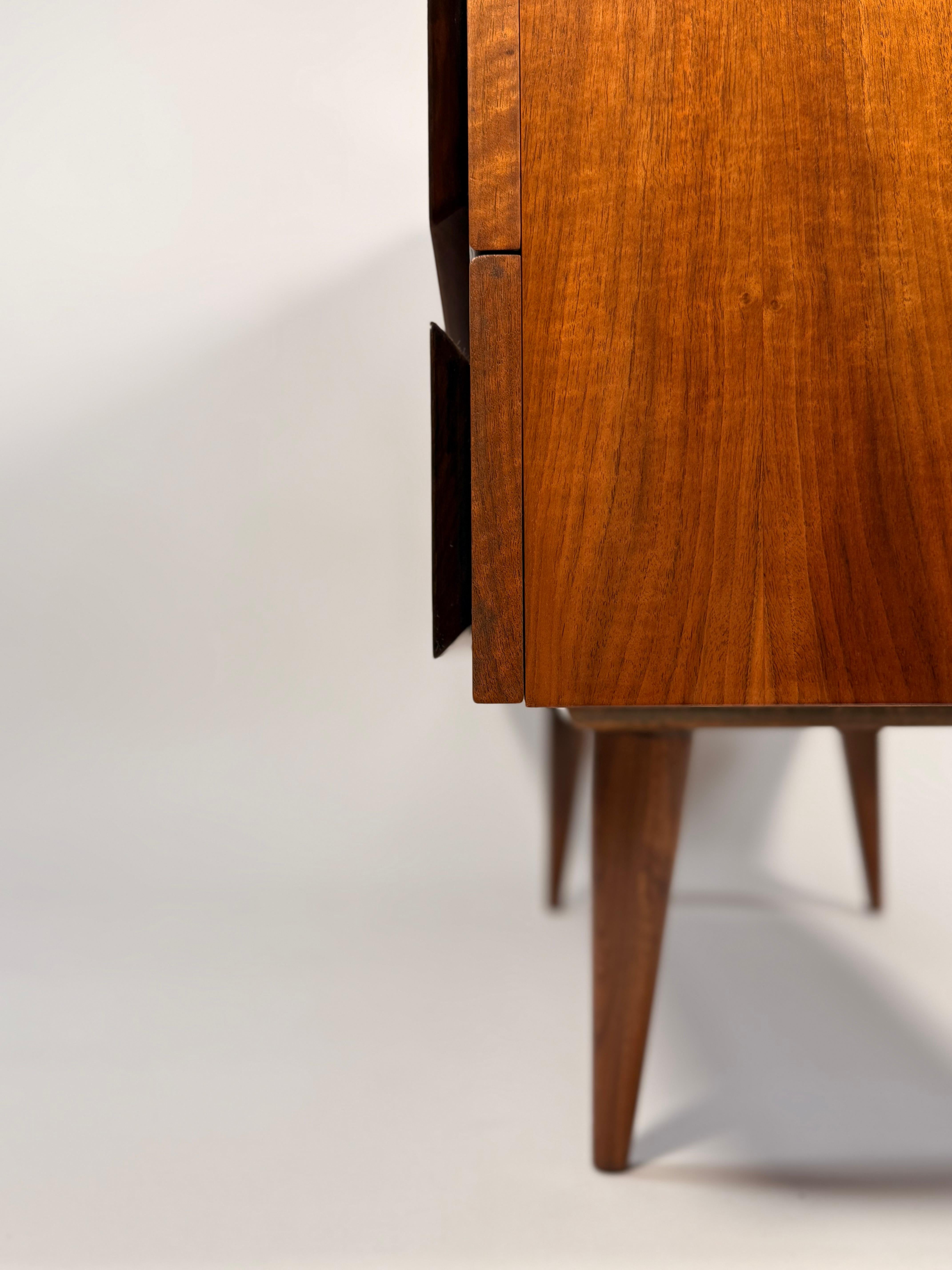 Raro comò di Gio Ponti di Singer & Sons, in noce, 1950 ca.

Questo eccezionale comò di Gio Ponti, realizzato da Singer & Sons negli anni '50, incarna la raffinata eleganza e il design lungimirante di uno dei più celebri architetti italiani.