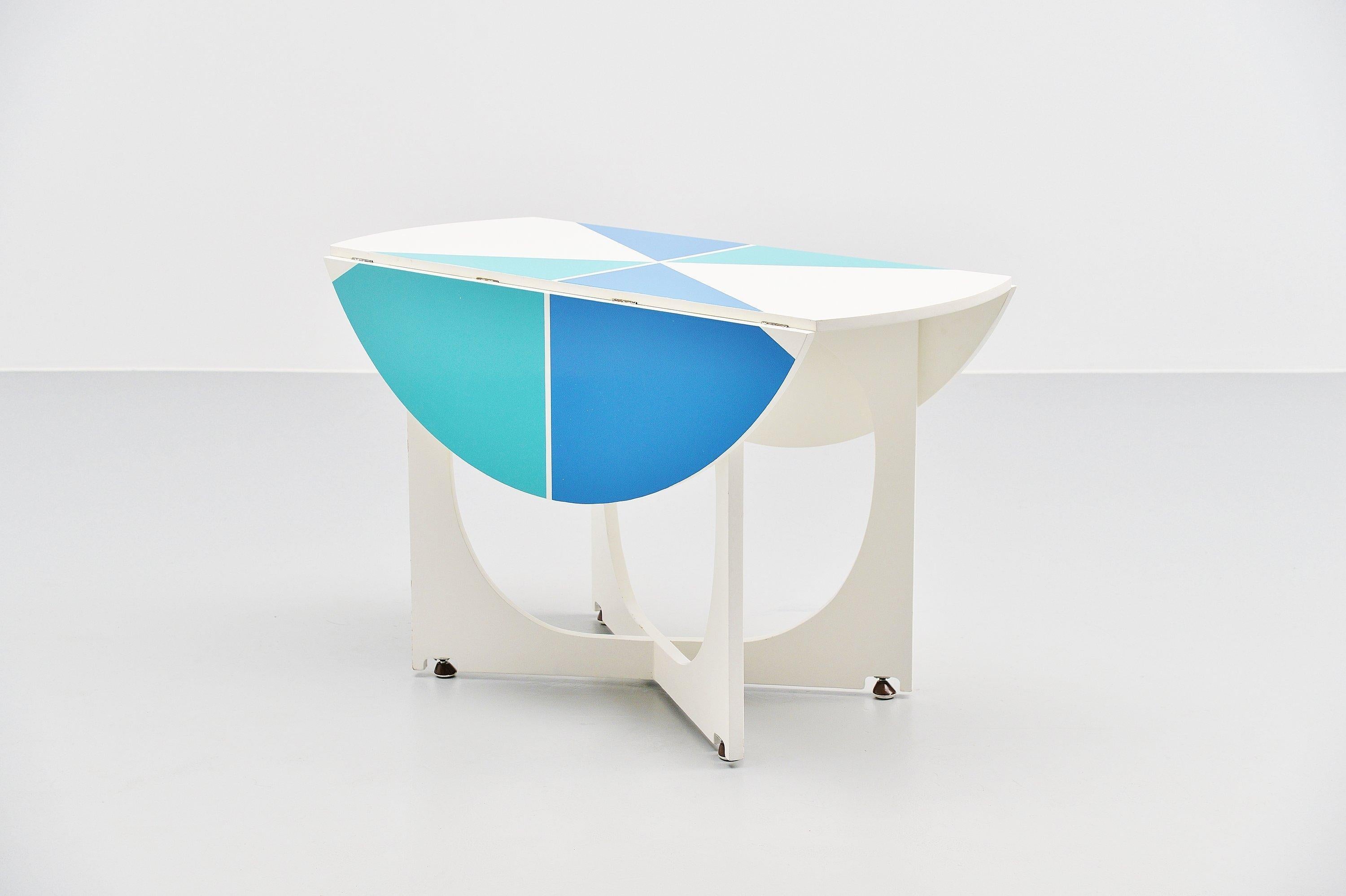 Super rare drop leave table from the Apta series designed by Gio Ponti and manufactured by Walter Ponti, Italy, 1970. This table is made of plywood structure, white painted and the top has a geometrical pattern in light and dark blue. The table is