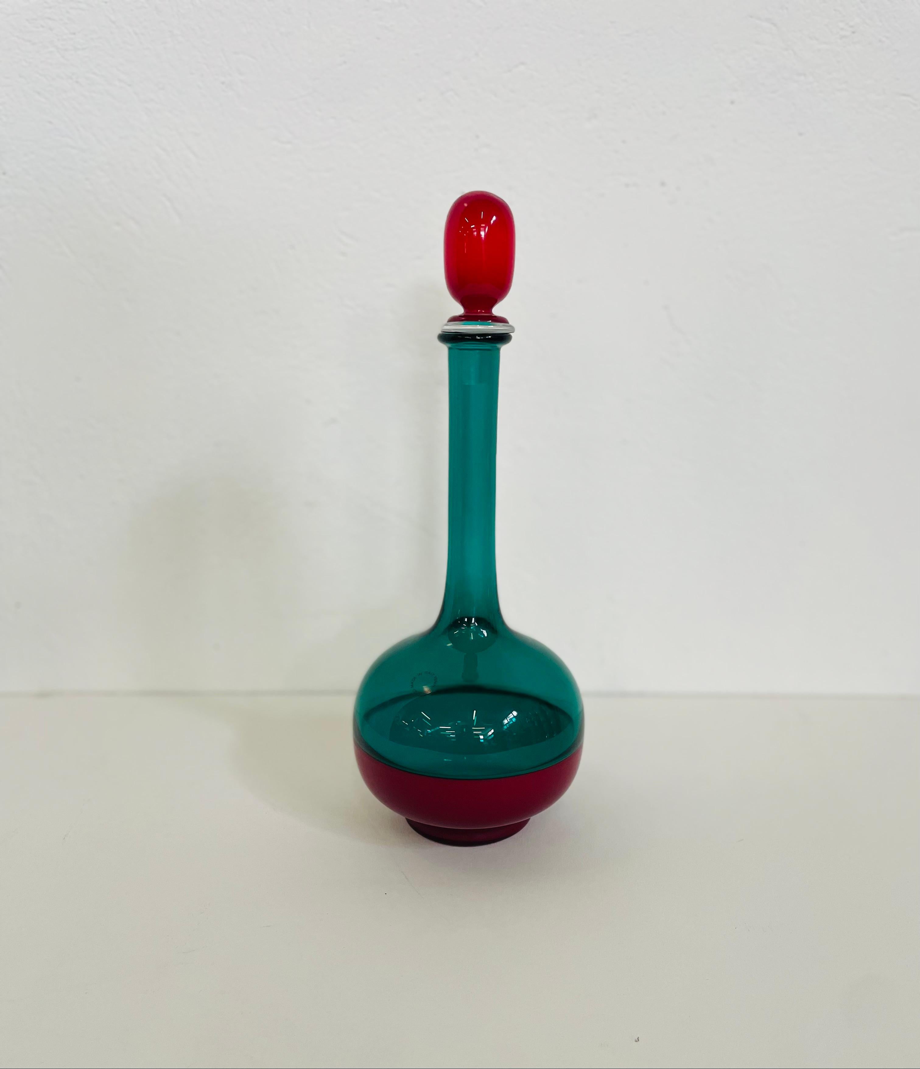 Rara bottiglia di Gio Ponti per Venini, disegnata negli anni Cinquanta, della serie Morandiana. Questo esemplare è un'edizione del 1990, firma Venini '90 incisa sotto la base, tappo originale. Questo bel pezzo di murano ha colori accattivanti, con