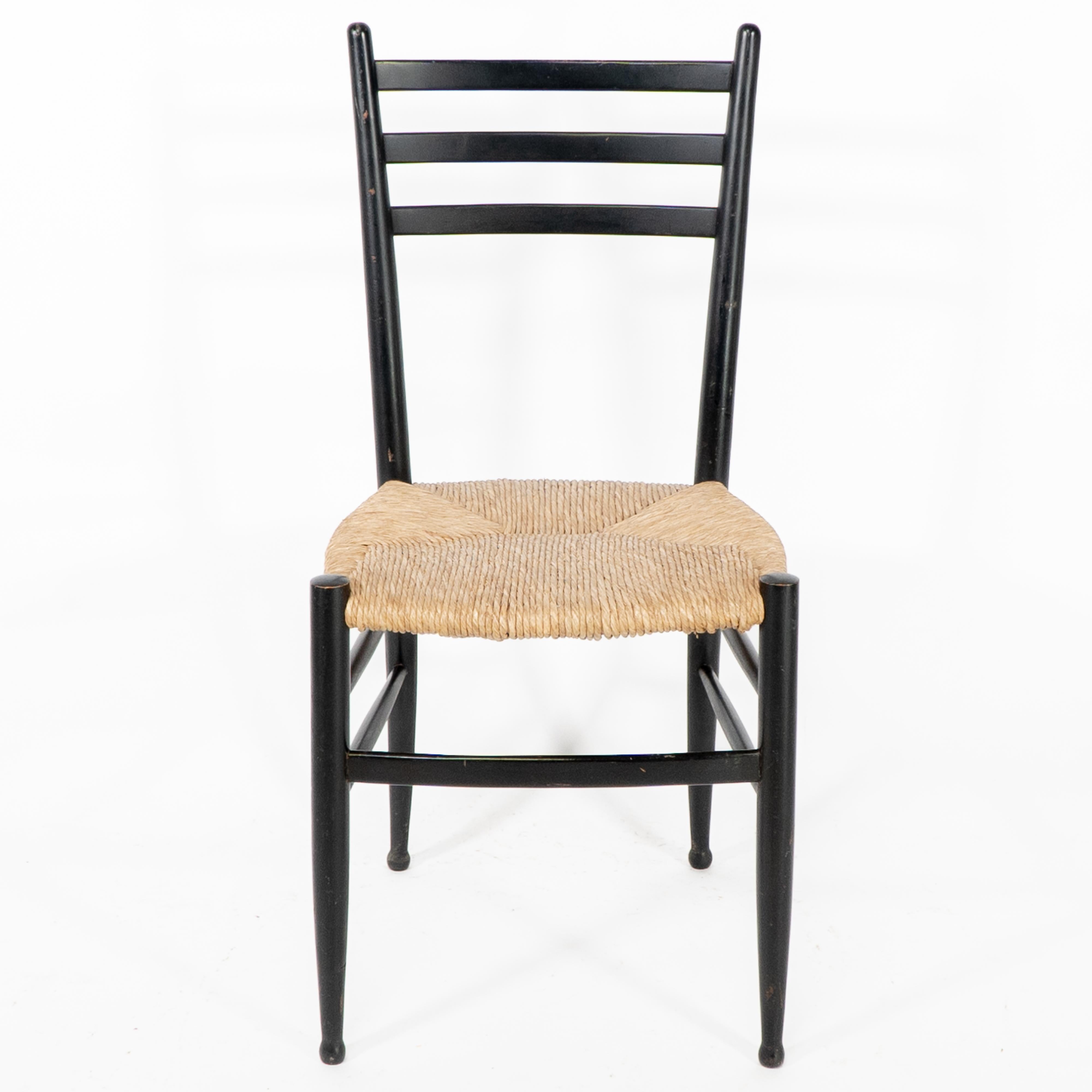 Gio Ponti. Una sedia da scrivania con schienale a scaletta e seduta in giunco, con piedi a sfera. Stampigliato Made in Italy sulla barella posteriore.