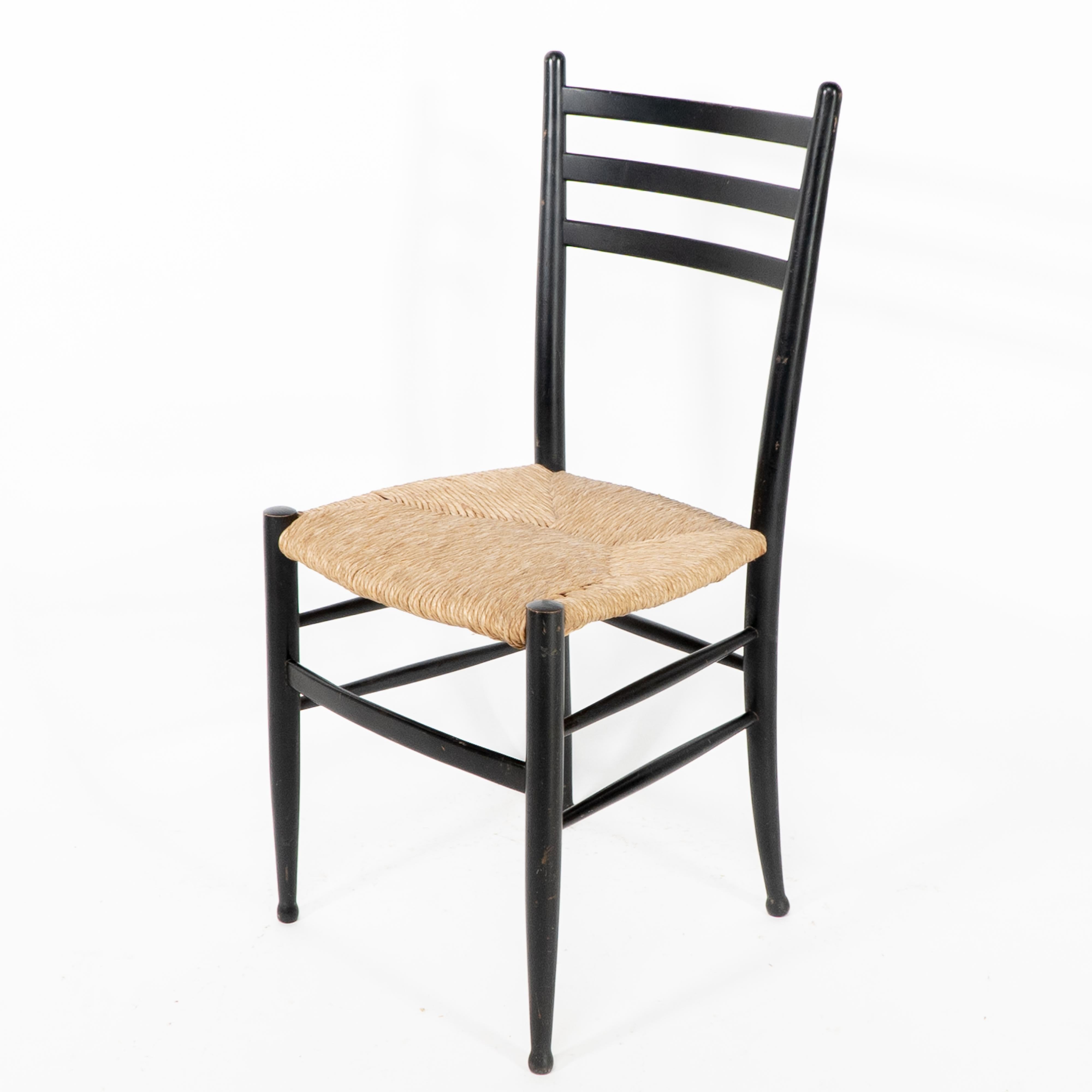 Mid-Century moderno Sedia da scrivania con schienale a scaletta e seduta in giunco in stile Gio Ponti, con piedini a sfera in vendita