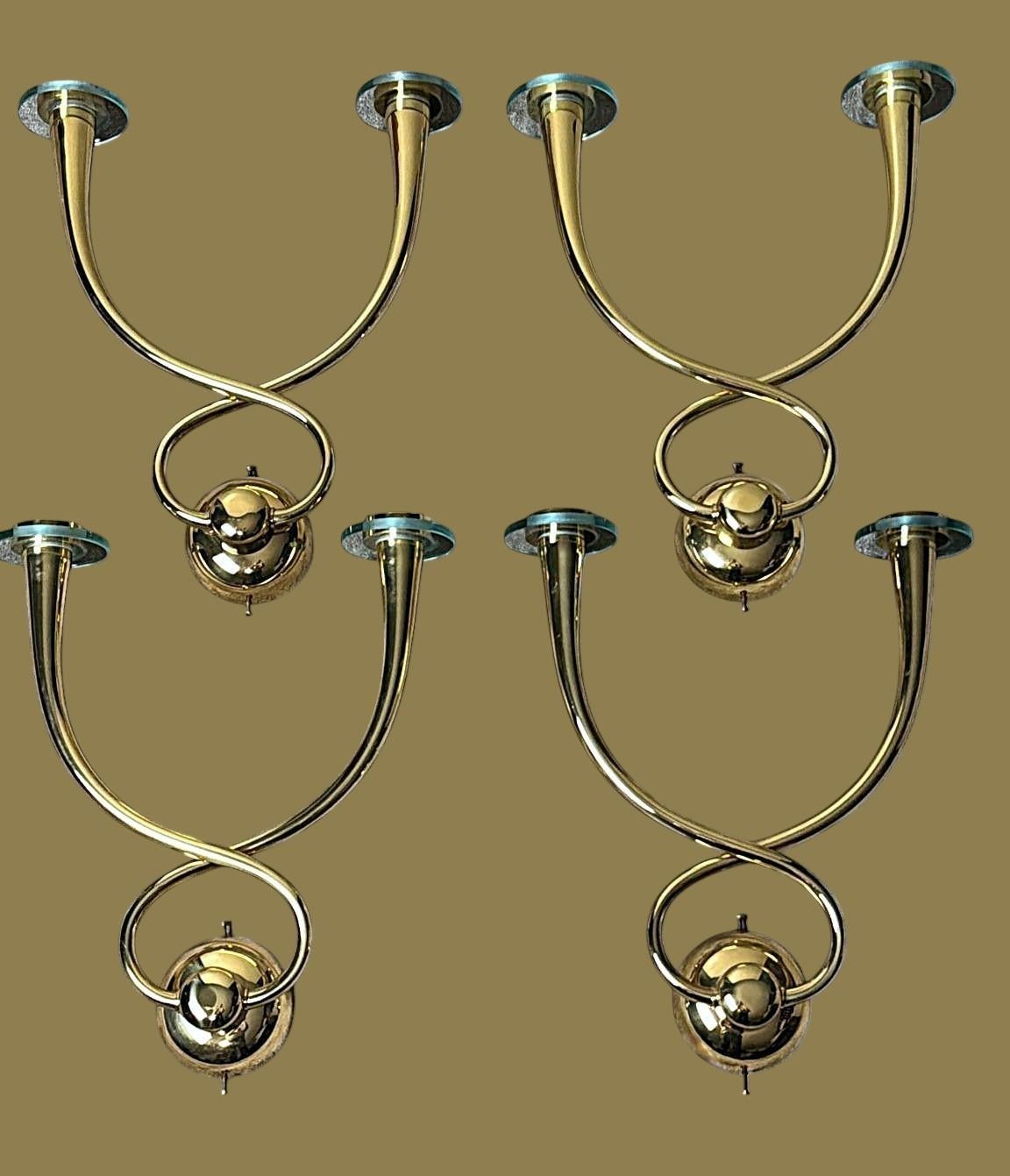 Ti invitiamo a leggere la descrizione completa, in quanto forniamo informazioni tecniche e storiche dettagliate per garantire l'autenticità dei nostri articoli.
Questo set raffinato ed elegante è composto da quattro applique in ottone con bobeches