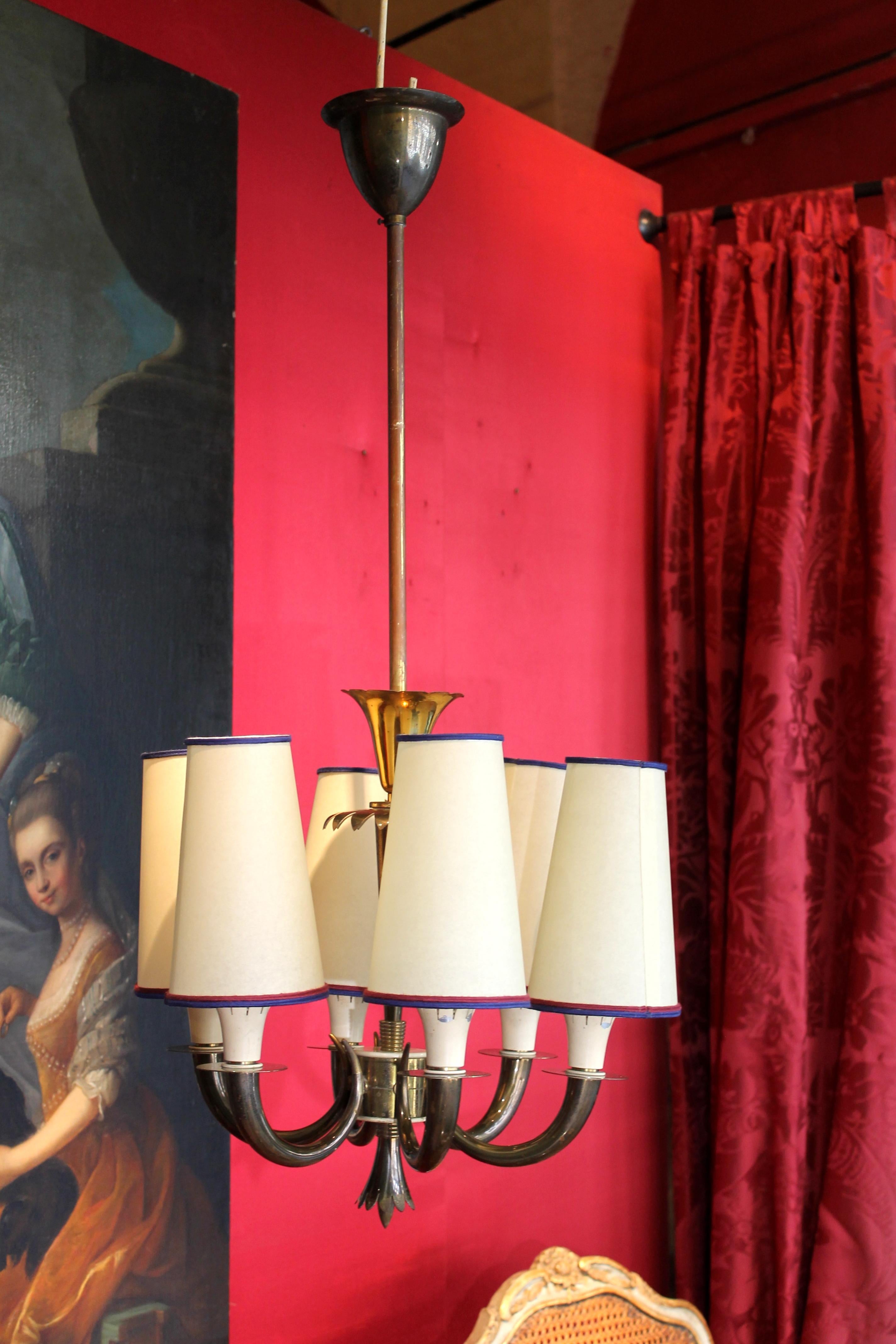Art déco Gio Ponti, lustre à six lumières en laiton de conception italienne Art Déco par Emilio Lancia en vente