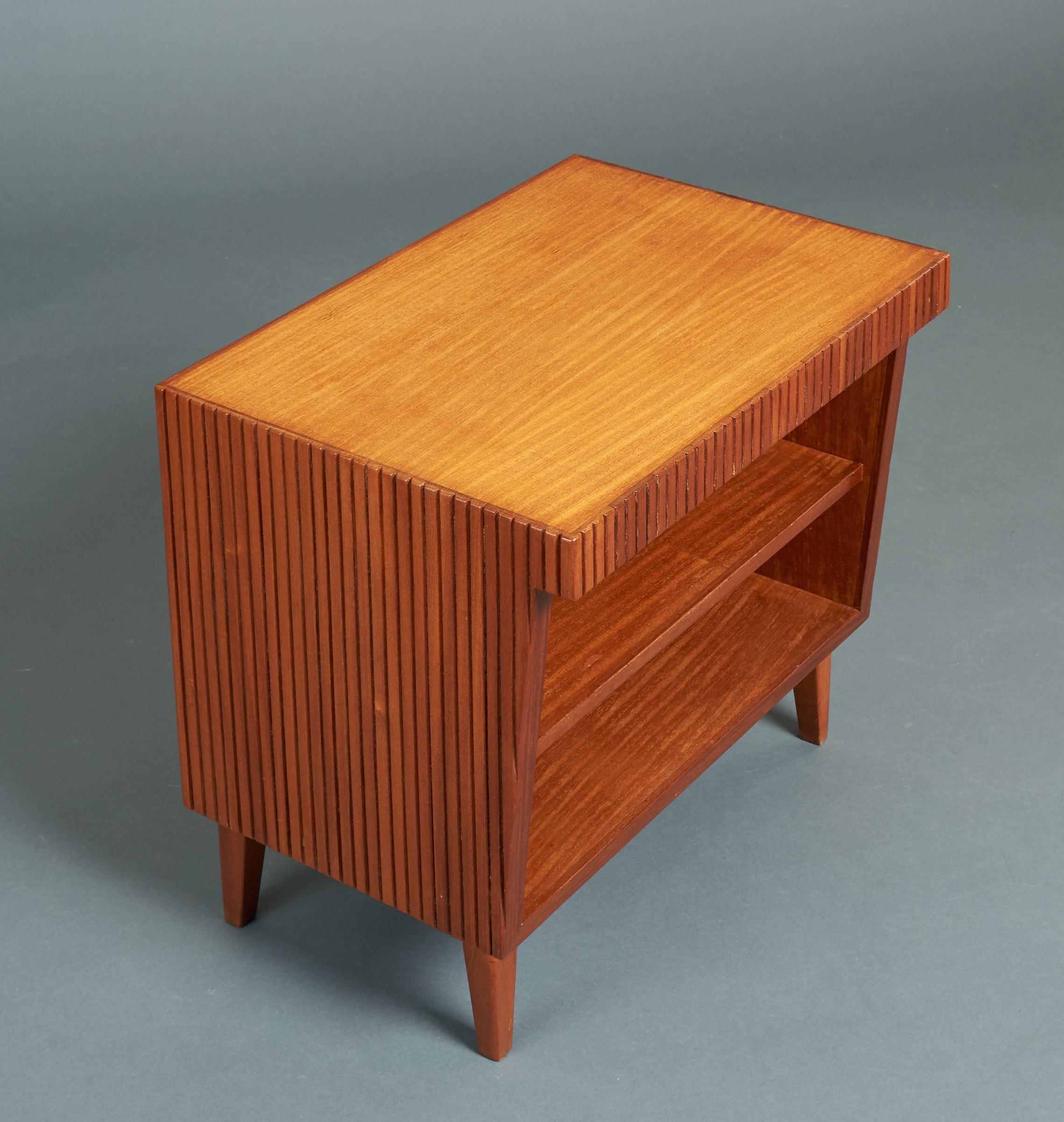 Gio Ponti, End Table with Bookshelves in Reeded Mahogany, Desk Set, Italy, 1950s (Moderne der Mitte des Jahrhunderts)