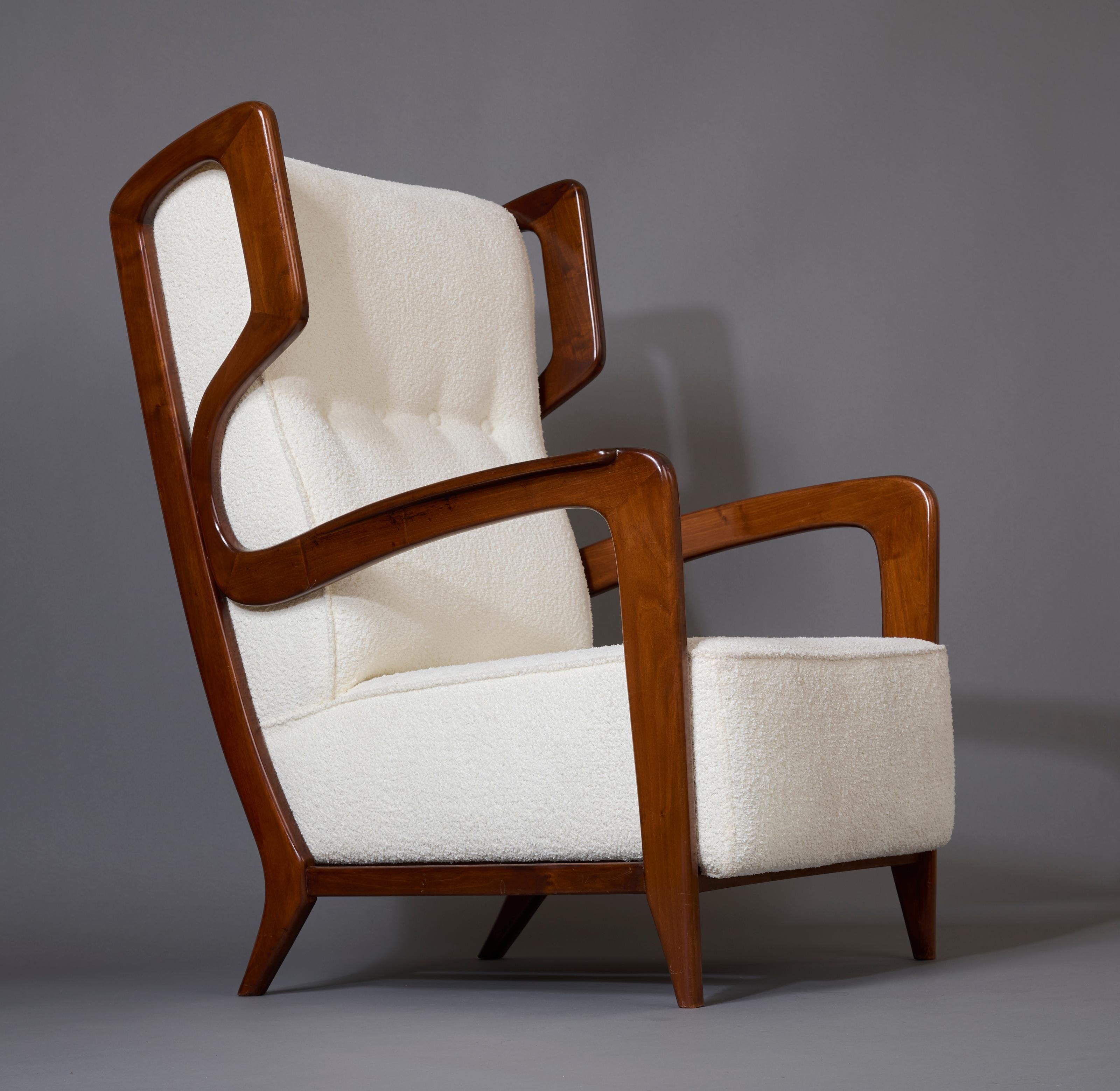 Gio Ponti, Exceptional Pair of Rare Wingback Armchairs in Walnut, Italy, 1940s For Sale 10