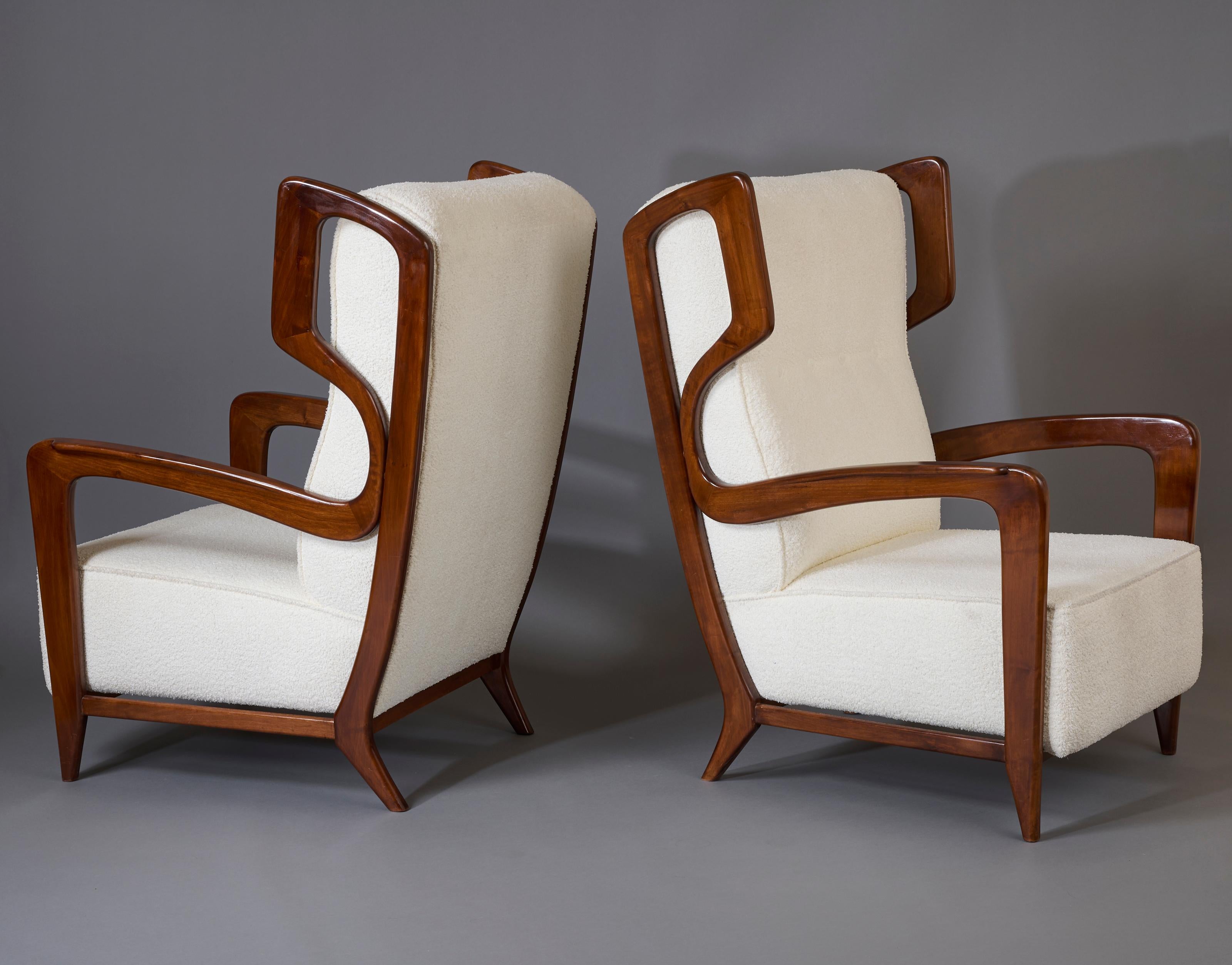 Gio Ponti, Exceptional Pair of Rare Wingback Armchairs in Walnut, Italy, 1940s In Good Condition For Sale In New York, NY