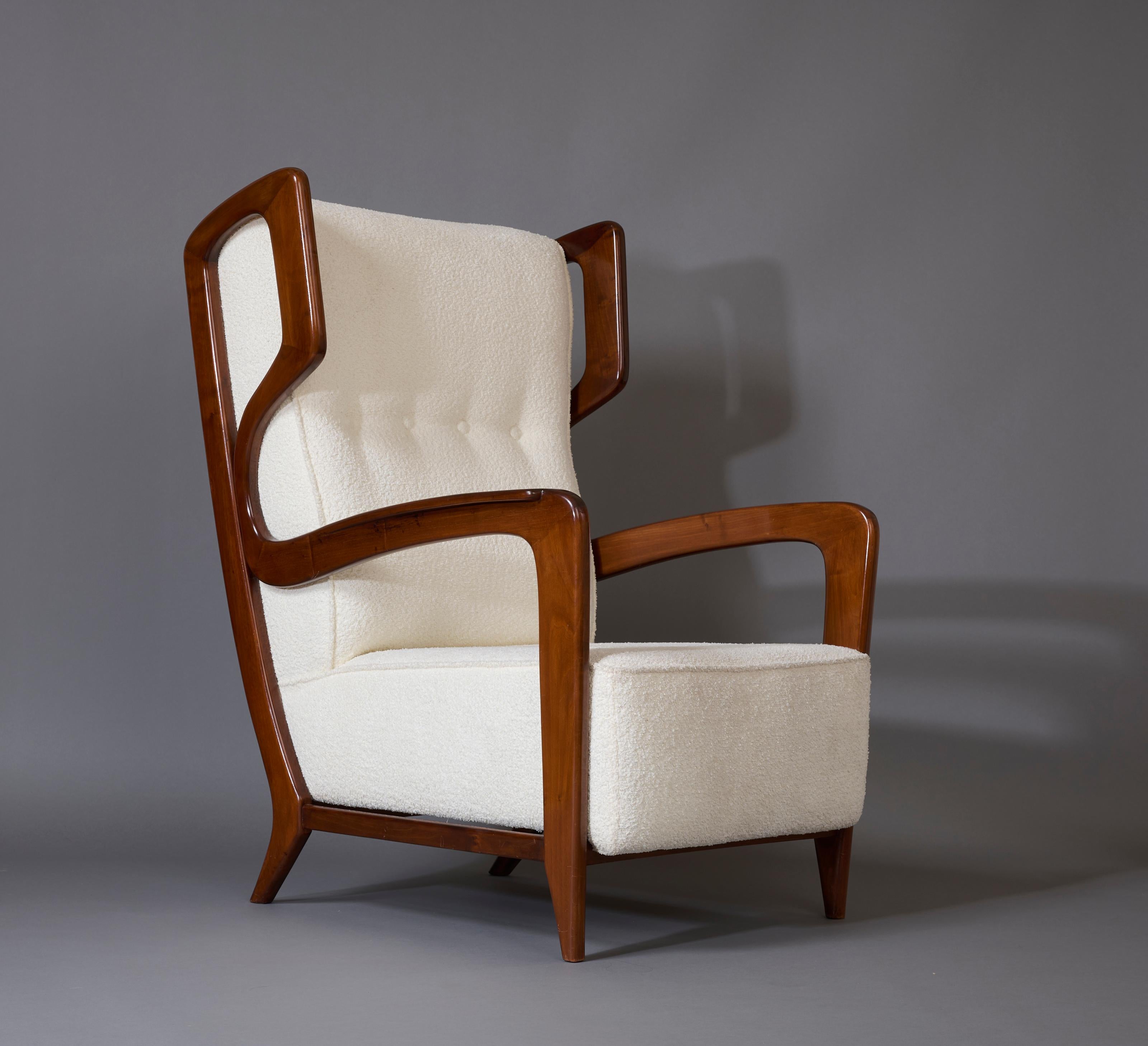 Gio Ponti, Exceptional Pair of Rare Wingback Armchairs in Walnut, Italy, 1940s For Sale 2